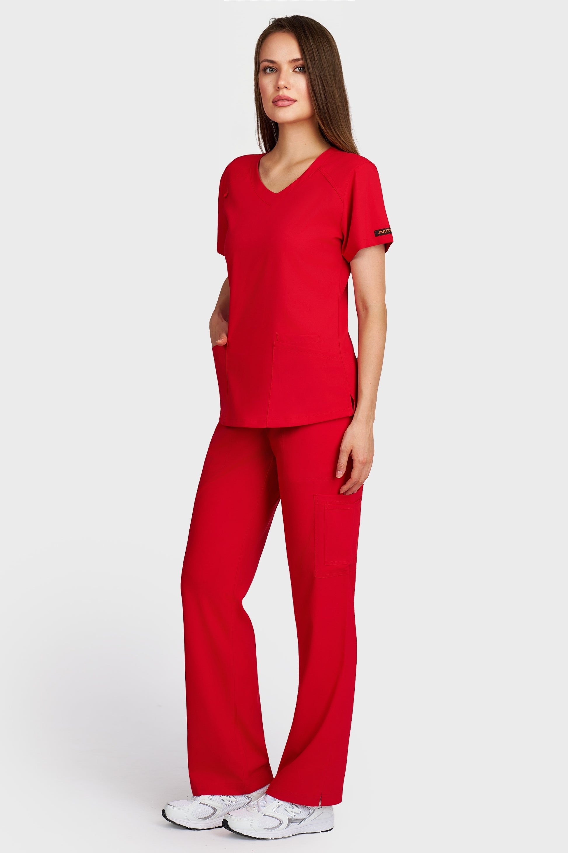 Costum medical femei rosu - bluza medicala Carmen si pantaloni cargo, vedere laterala - AKITEX