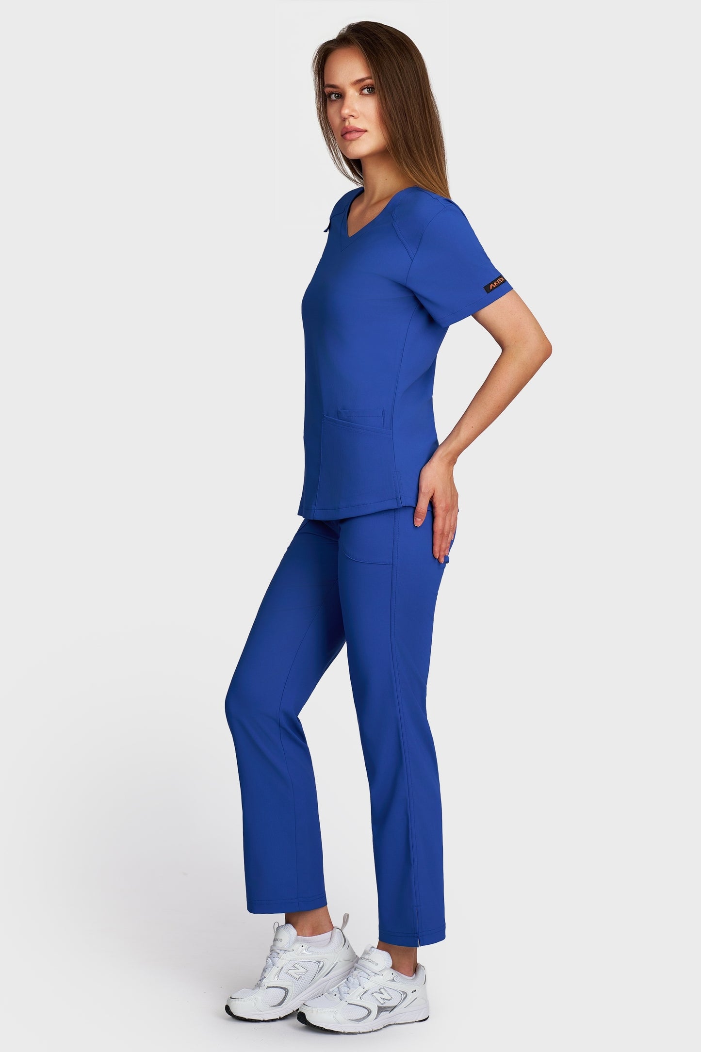 Costum medical femei albastru royal - bluza medicala Carmen si pantaloni Violeta, vedere laterala - AKITEX