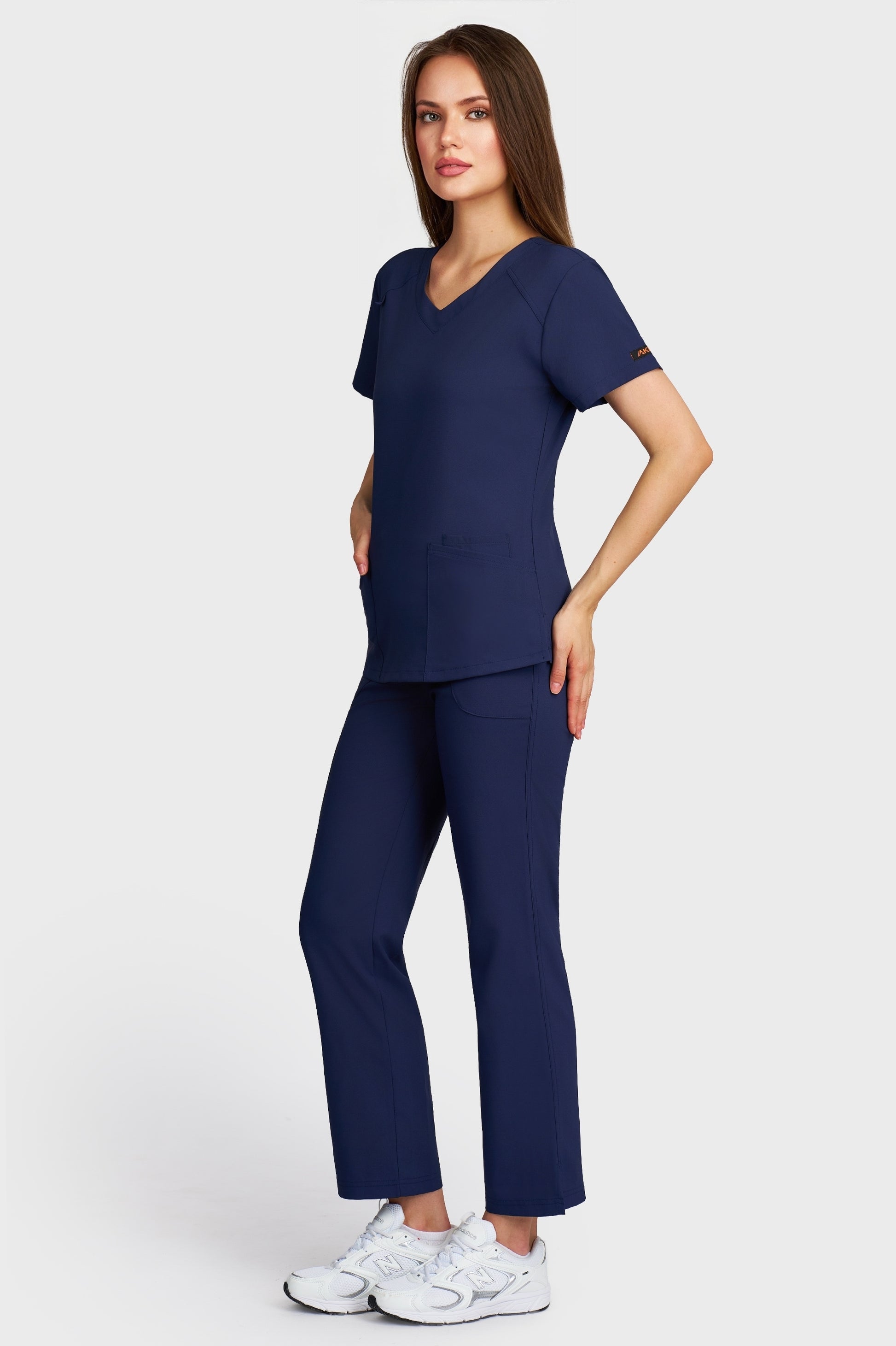 Costum medical femei bleumarin - bluza medicala Carmen si pantaloni Violeta, vedere laterala - AKITEX