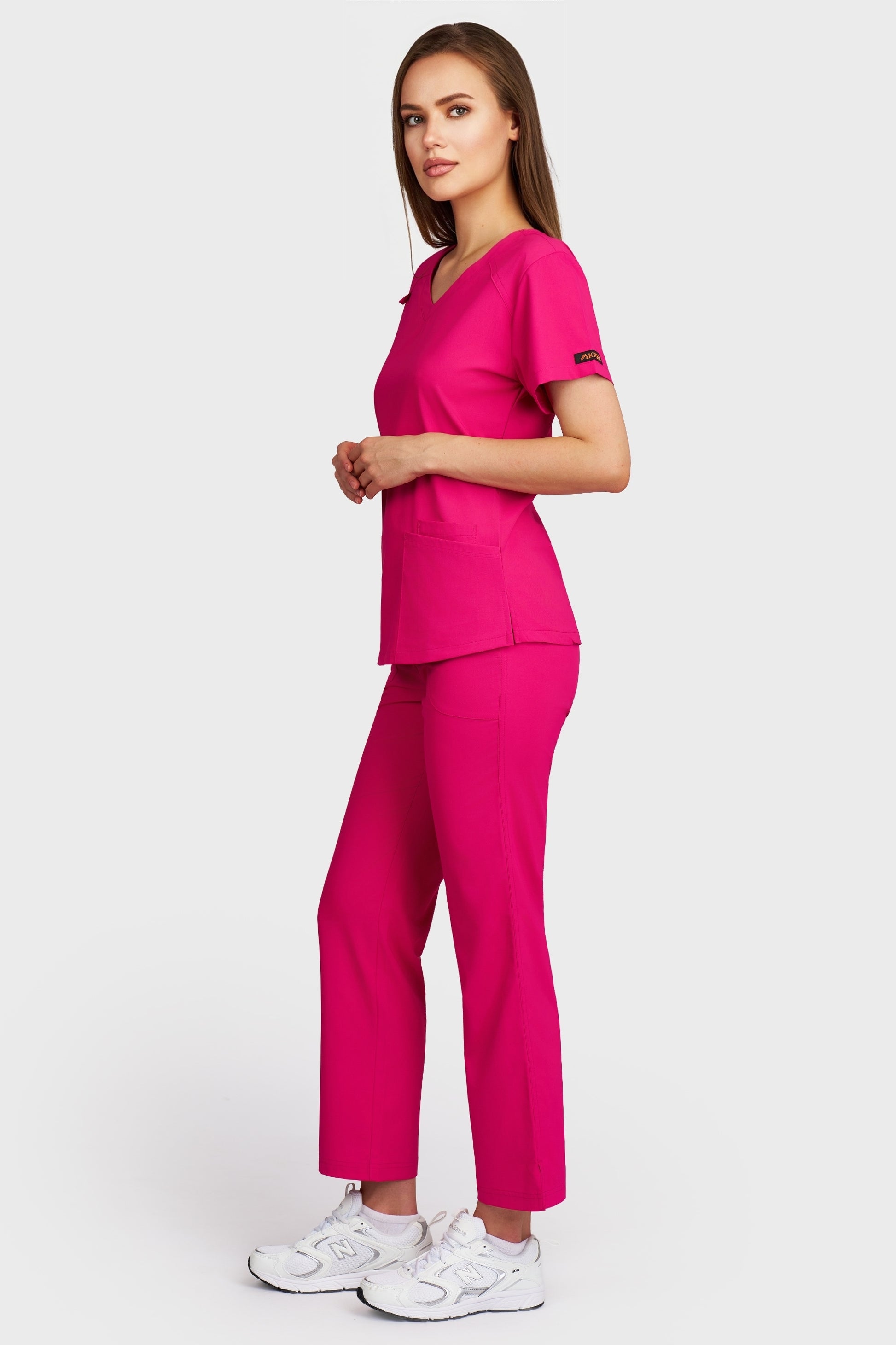 Costum medical femei fucsia - bluza medicala Carmen si pantaloni Violeta, vedere laterala - AKITEX