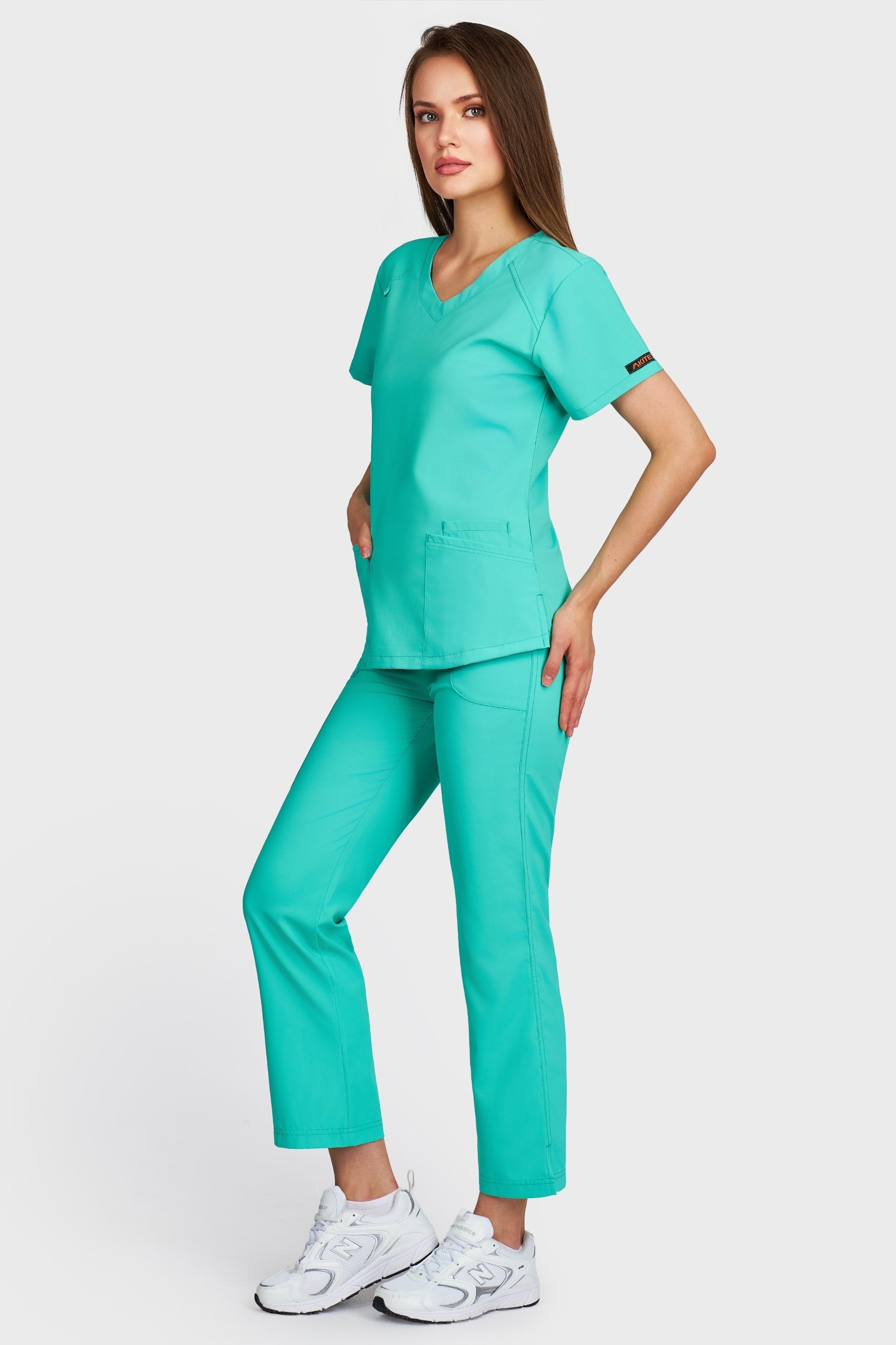 Costum medical femei menta - bluza medicala Carmen si pantaloni Violeta, vedere laterala - AKITEX