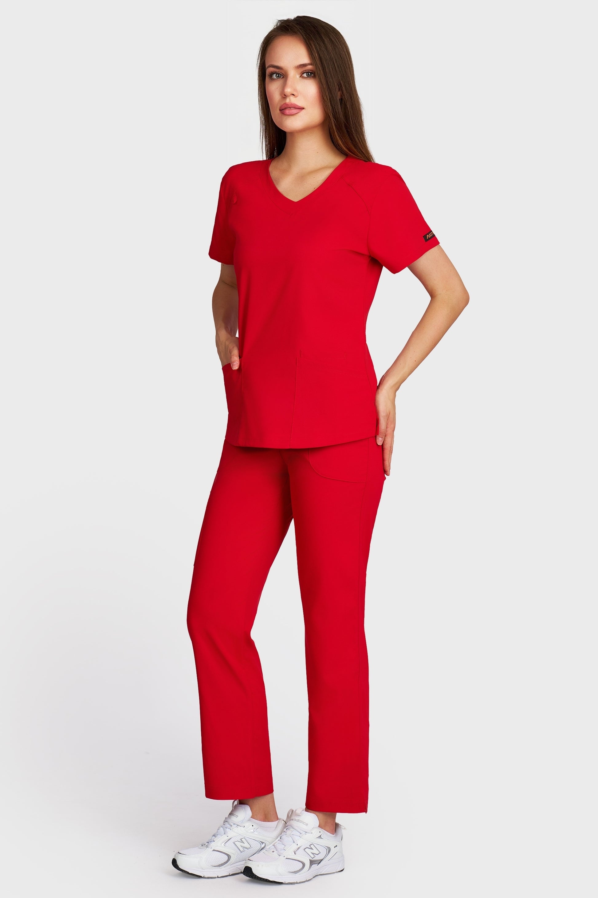 Costum medical femei rosu - bluza medicala Carmen si pantaloni Violeta, vedere laterala - AKITEX