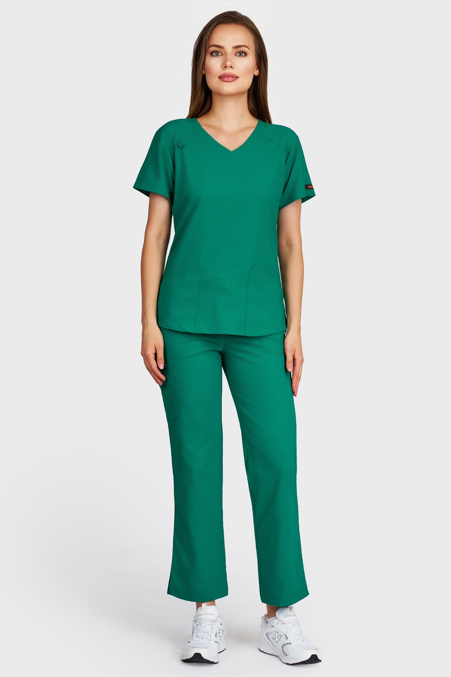 Costum medical femei verde - bluza medicala Carmen si pantaloni Violeta, vedere din fata - AKITEX
