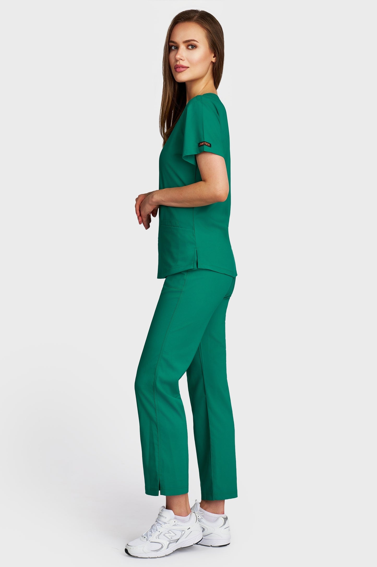 Costum medical femei verde - bluza medicala Carmen si pantaloni Violeta, vedere laterala - AKITEX