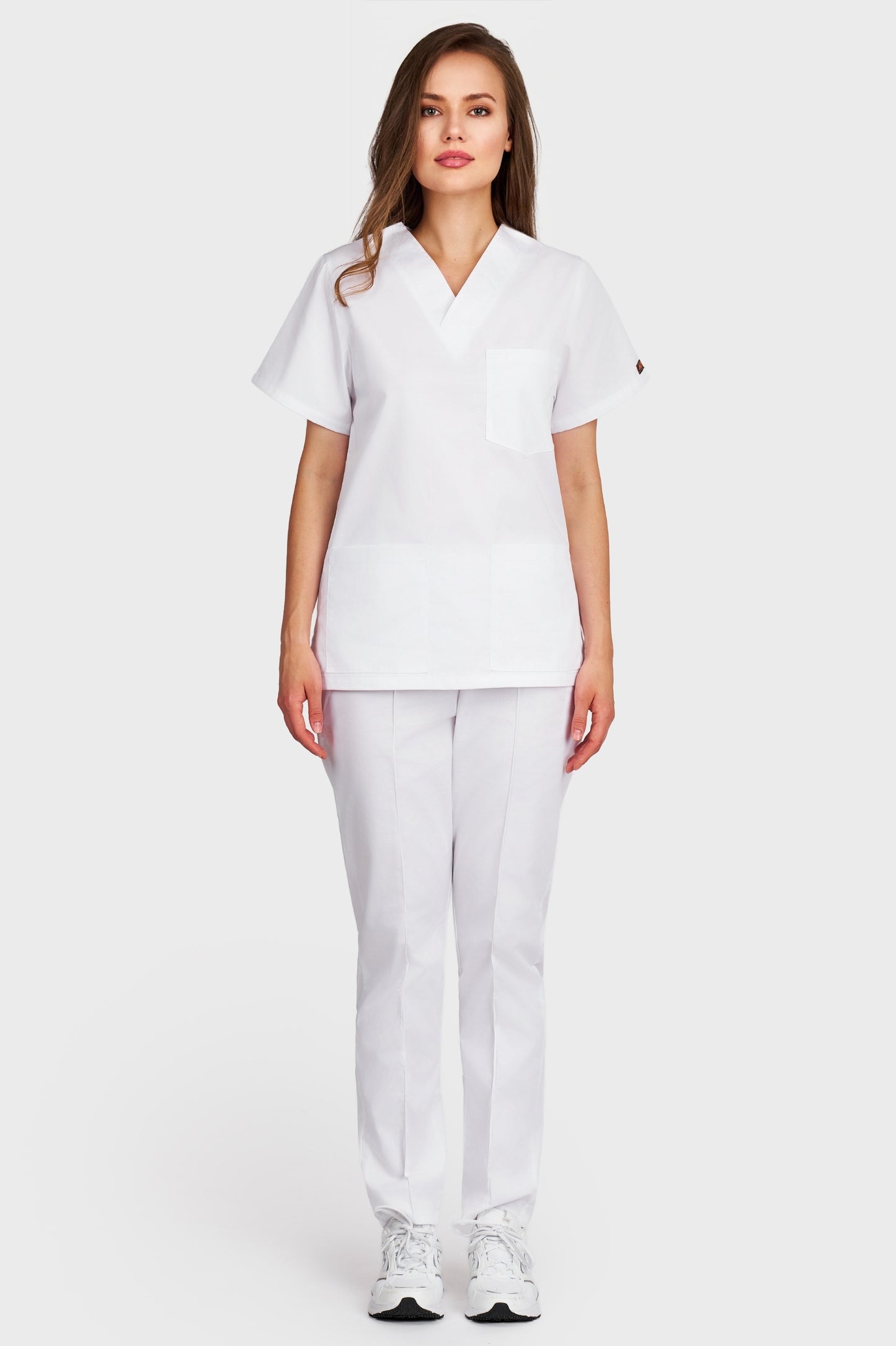 Costum medical femei alb - bluza medicala cu guler in V si pantaloni Alisa, vedere din fata - AKITEX