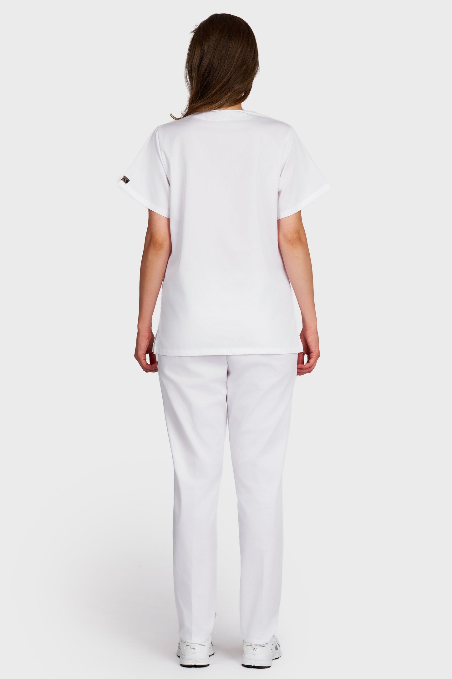 Costum medical femei alb - bluza medicala cu guler in V si pantaloni Alisa, vedere din spate - AKITEX
