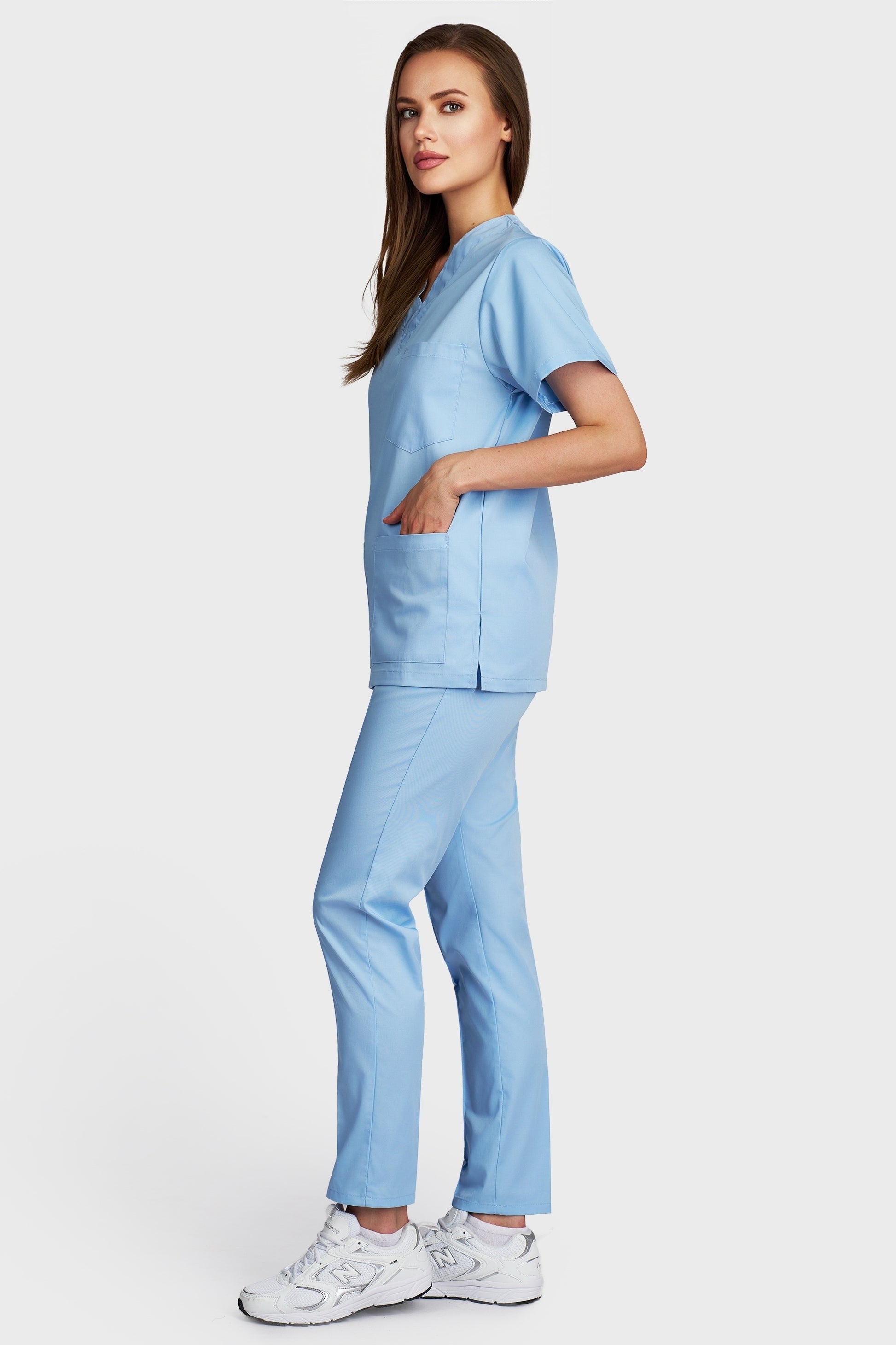 Costum medical femei lightblue - bluza medicala cu guler in V si pantaloni Alisa, vedere laterala - AKITEX