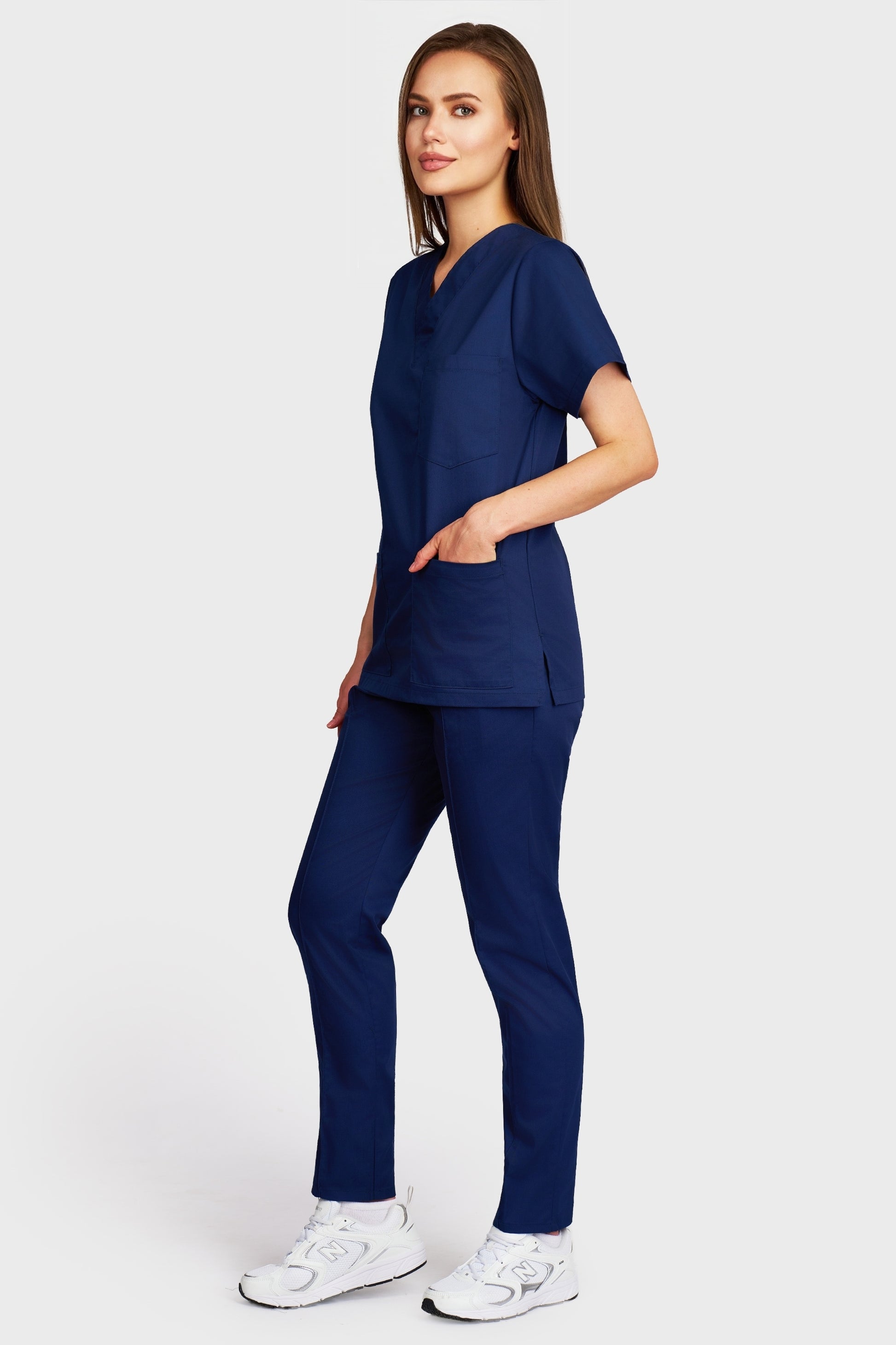Costum medical femei navy - bluza medicala cu guler in V si pantaloni Alisa, vedere laterala - AKITEX
