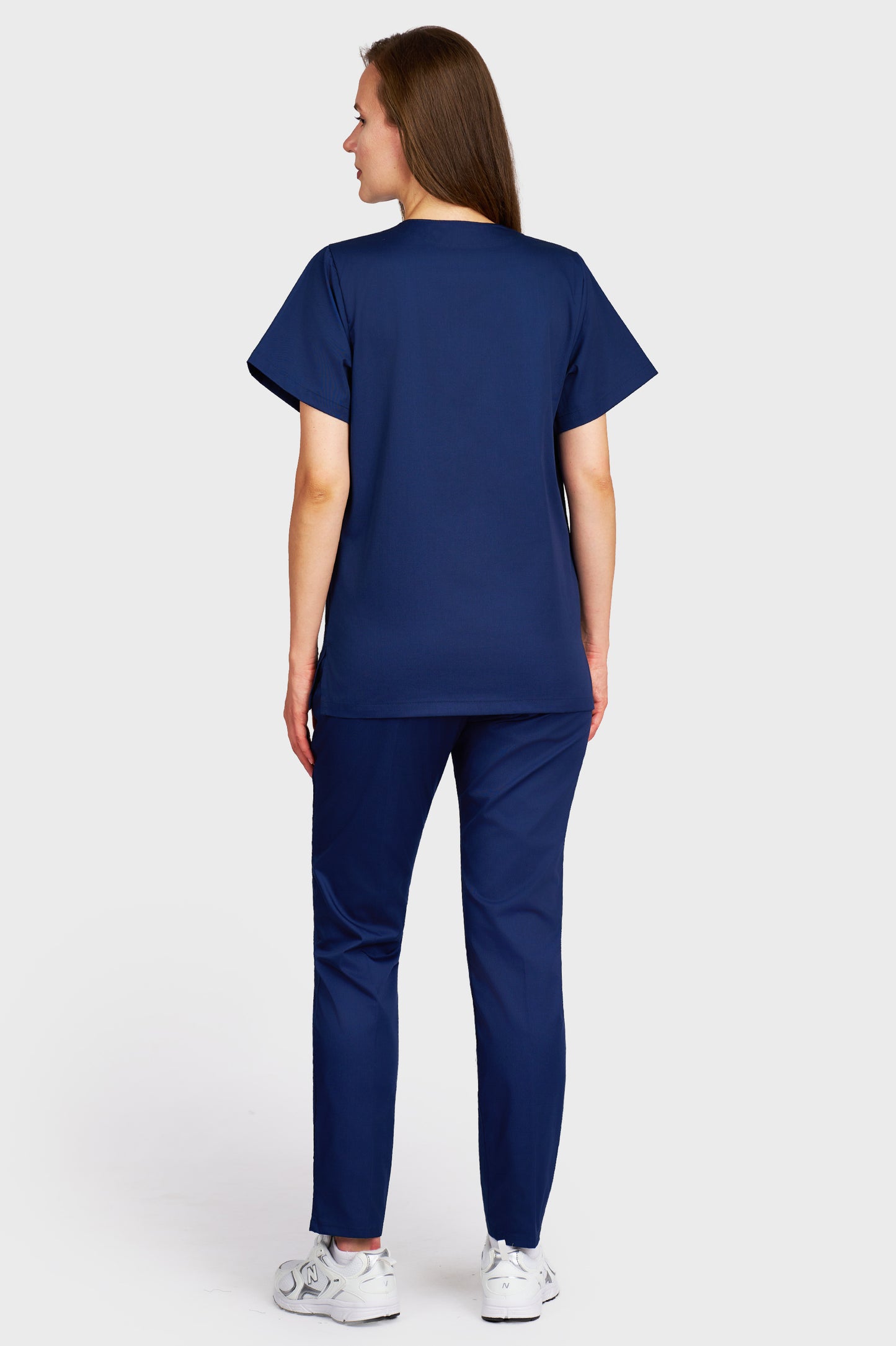 Costum medical femei navy - bluza medicala cu guler in V si pantaloni Alisa, vedere din spate - AKITEX