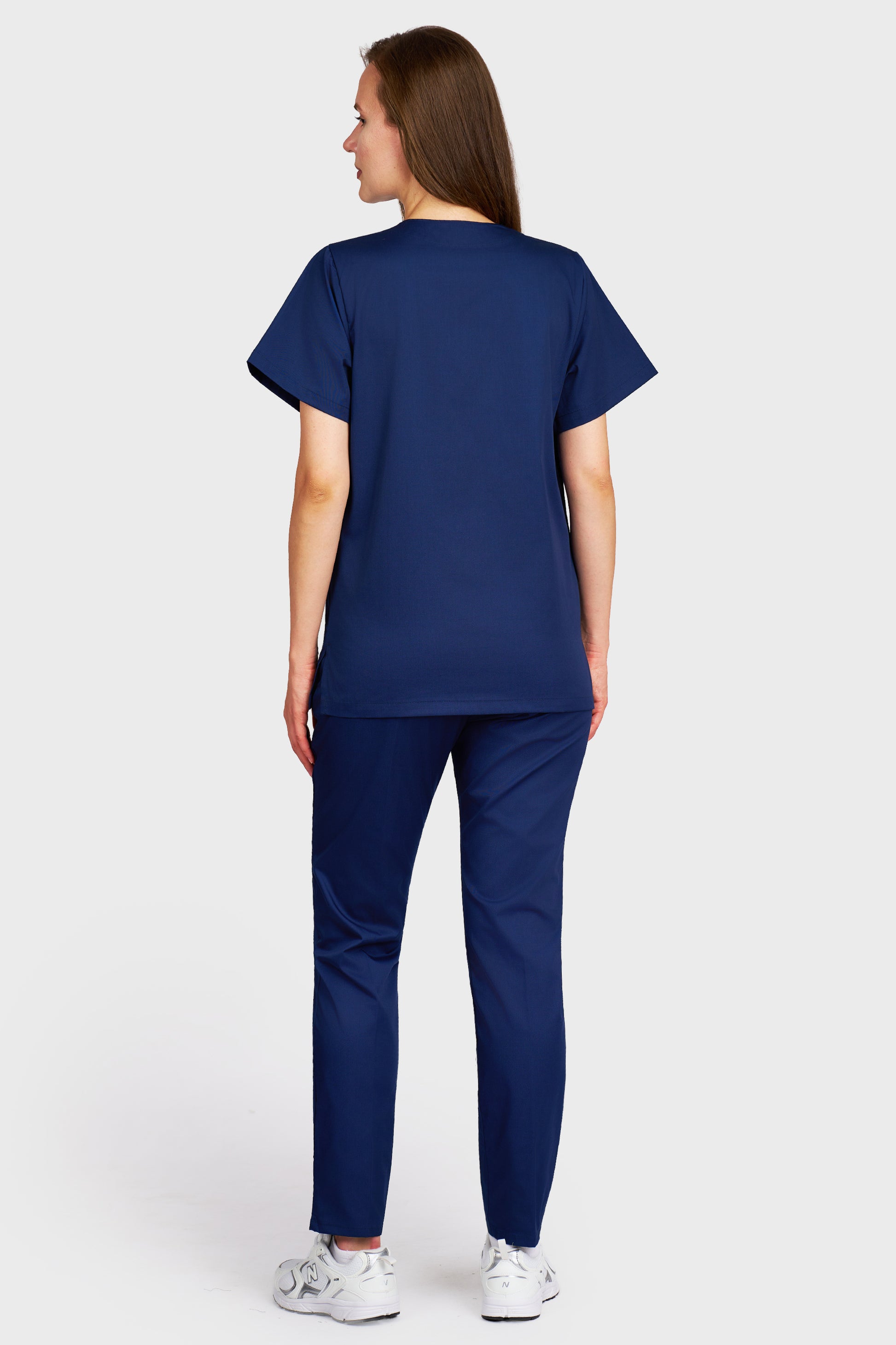 Costum medical femei navy - bluza medicala cu guler in V si pantaloni Alisa, vedere din spate - AKITEX