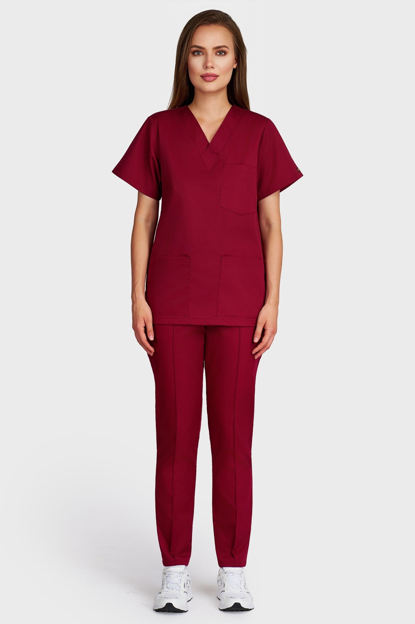 Costum medical femei bordo - bluza medicala cu guler in V si pantaloni Alisa, vedere din fata - AKITEX