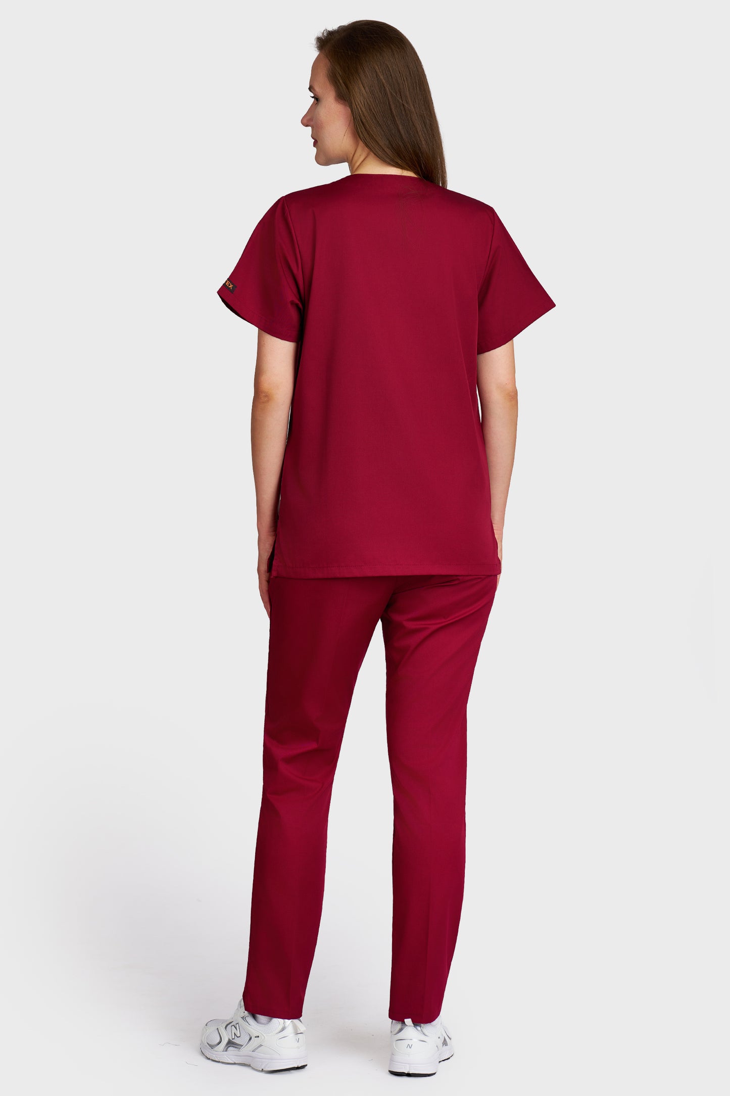 Costum medical femei bordo - bluza medicala cu guler in V si pantaloni Alisa, vedere din spate - AKITEX