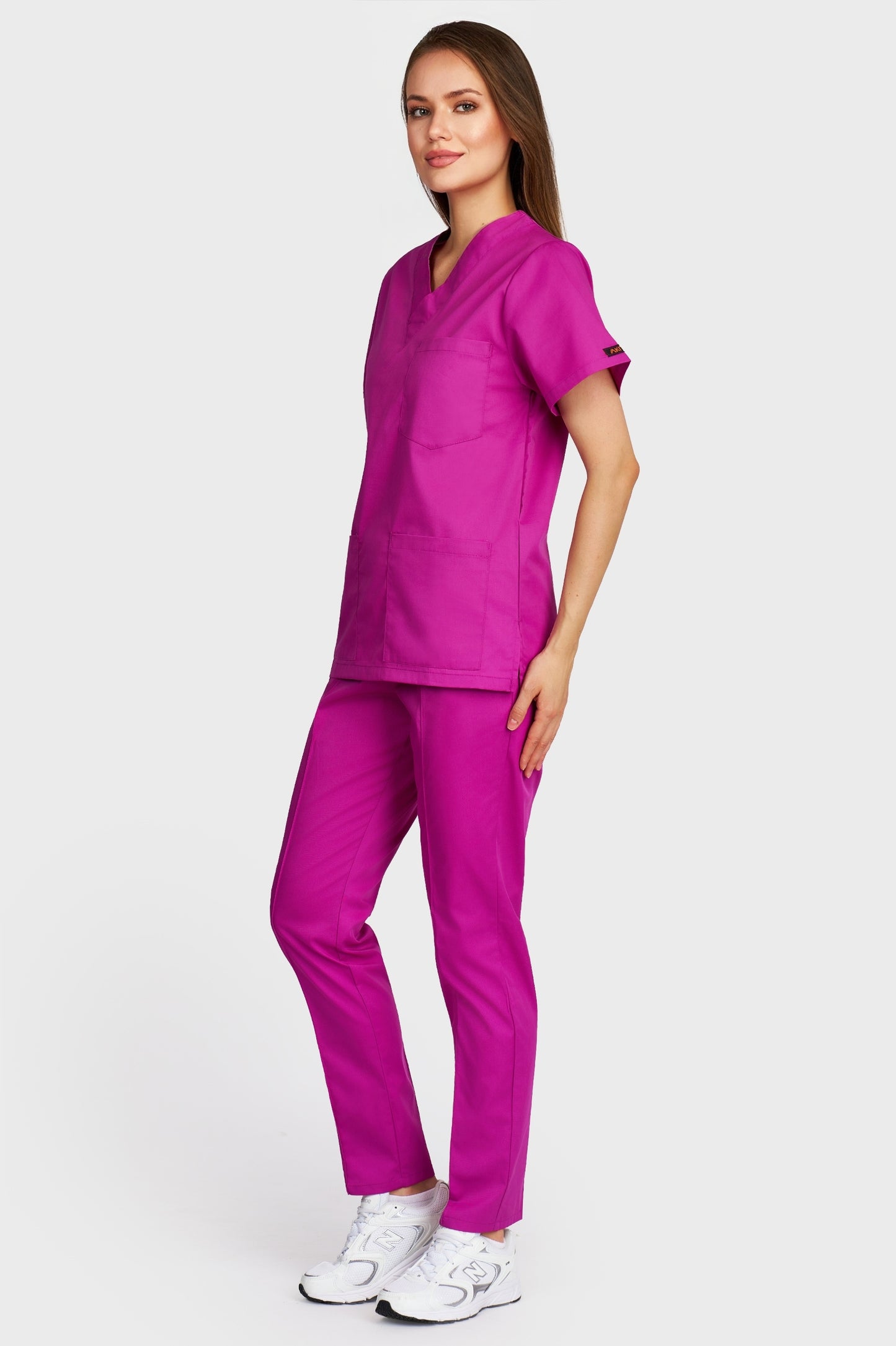 Costum medical femei fucsia - bluza medicala cu guler in V si pantaloni Alisa, vedere laterala - AKITEX