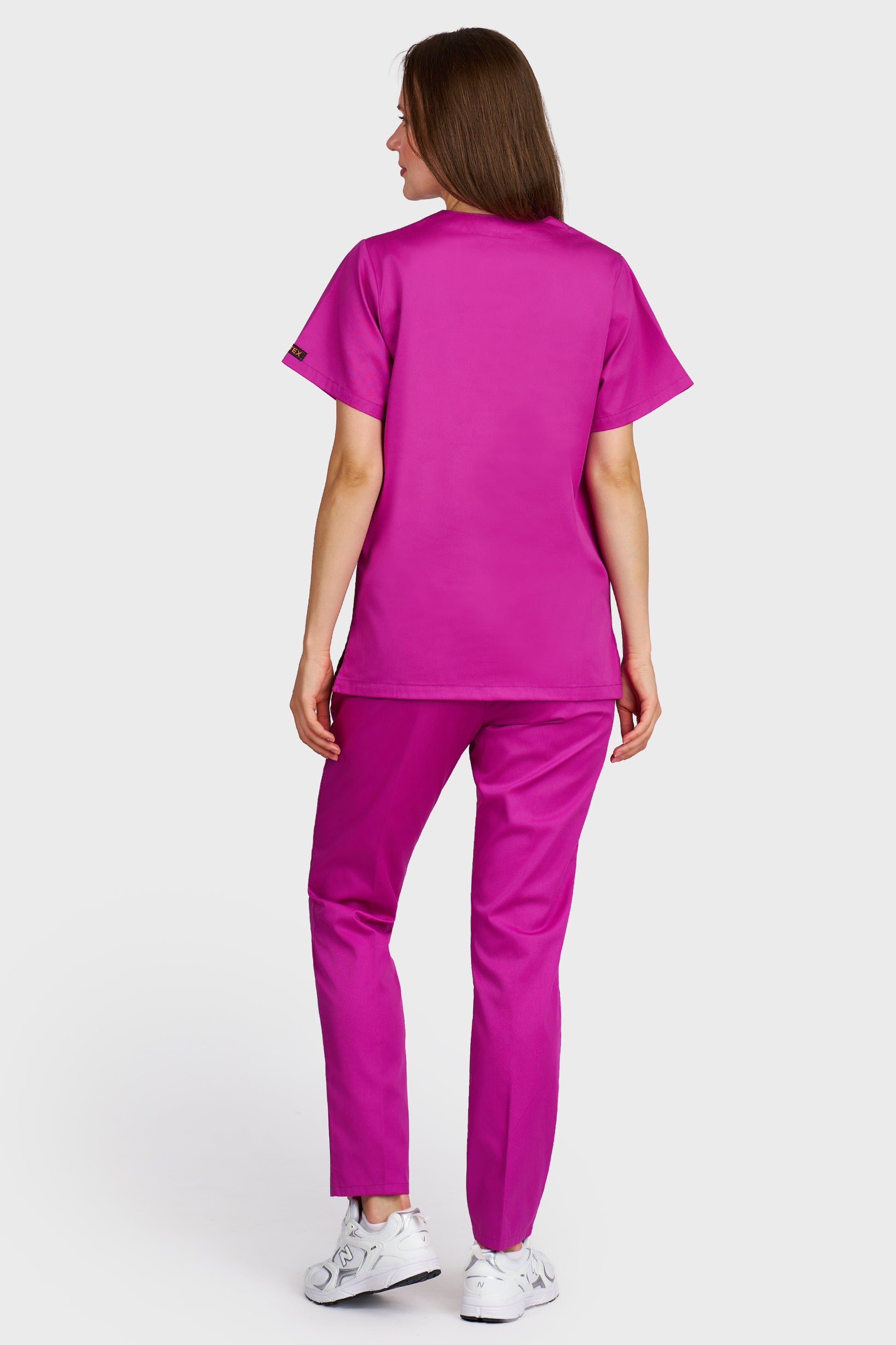 Costum medical femei fucsia - bluza medicala cu guler in V si pantaloni Alisa, vedere din spate - AKITEX