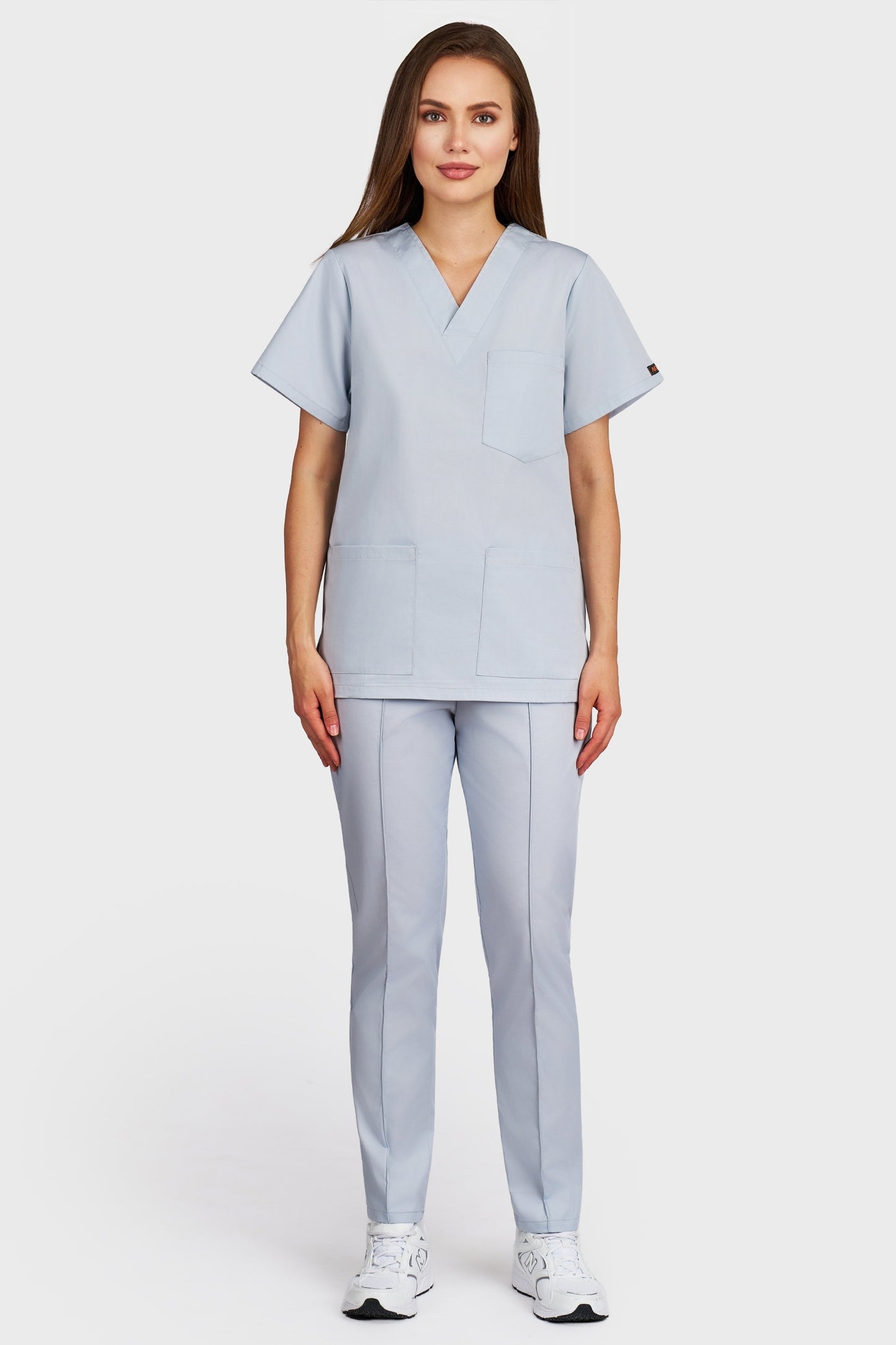 Costum medical femei gri - bluza medicala cu guler in V si pantaloni Alisa, vedere din fata - AKITEX