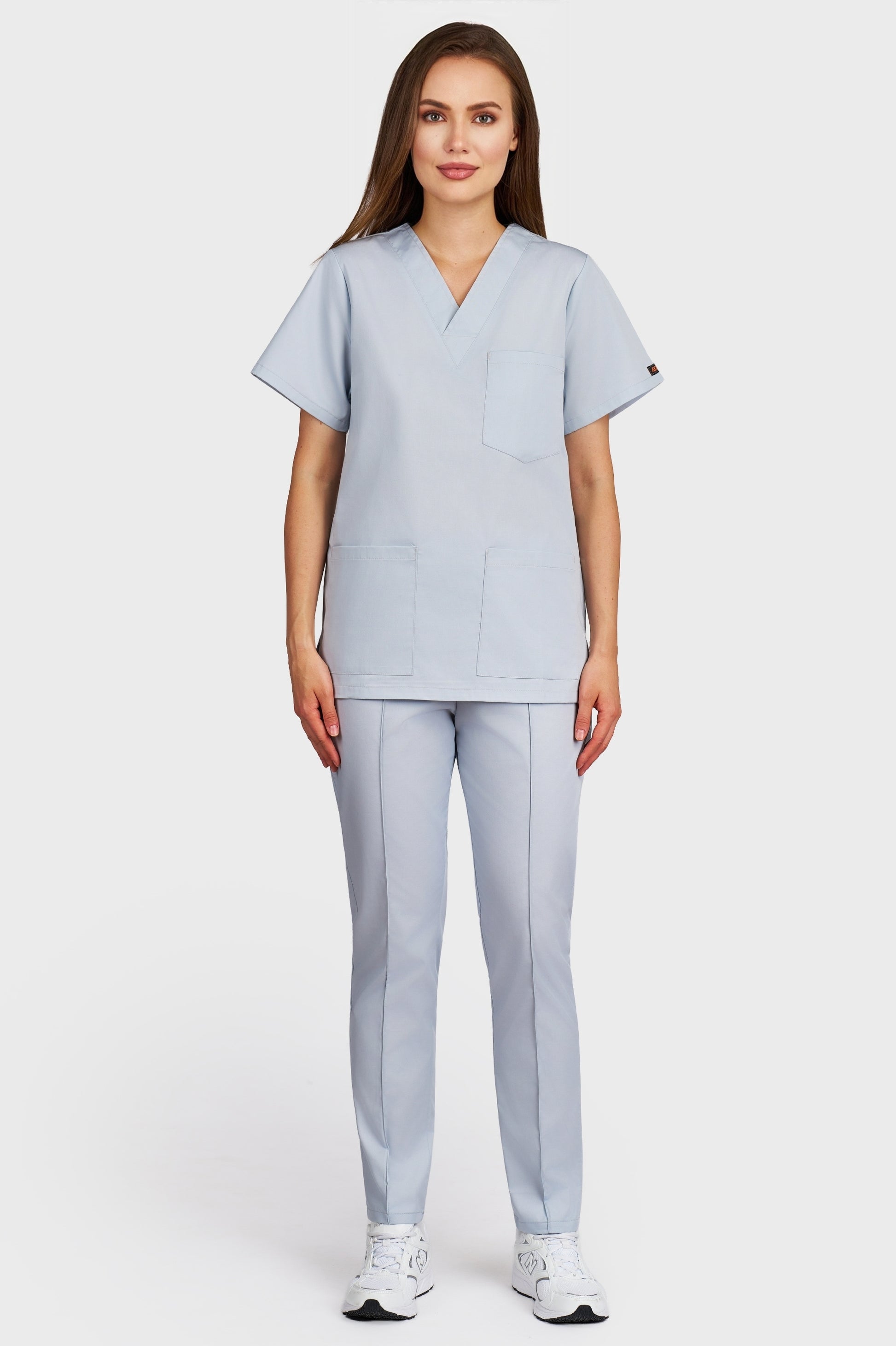 Costum medical femei gri - bluza medicala cu guler in V si pantaloni Alisa, vedere din fata - AKITEX