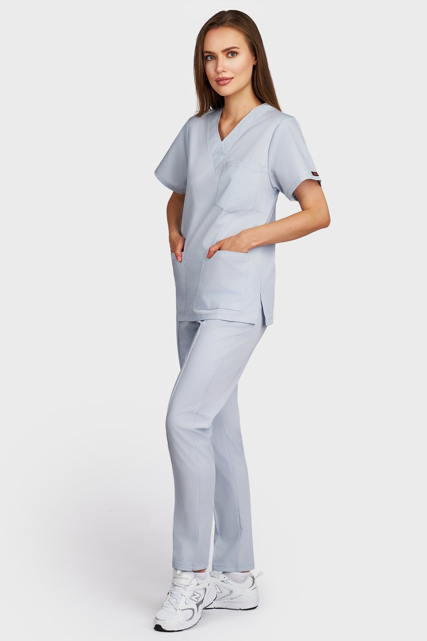 Costum medical femei gri - bluza medicala cu guler in V si pantaloni Alisa, vedere laterala - AKITEX