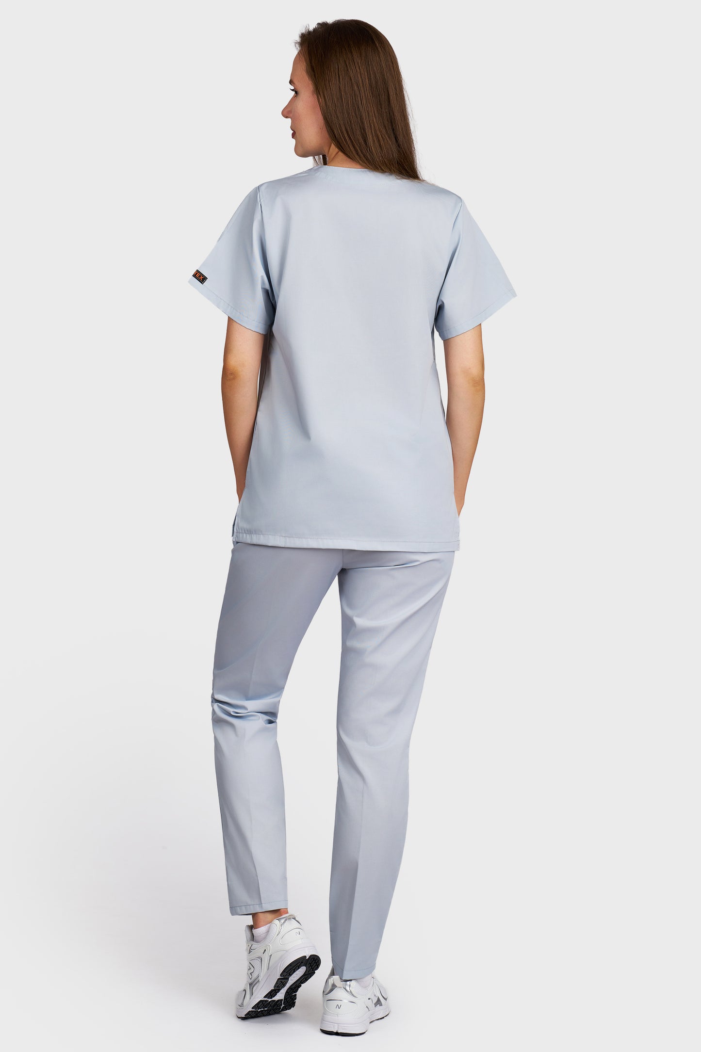 Costum medical femei gri - bluza medicala cu guler in V si pantaloni Alisa, vedere din spate - AKITEX