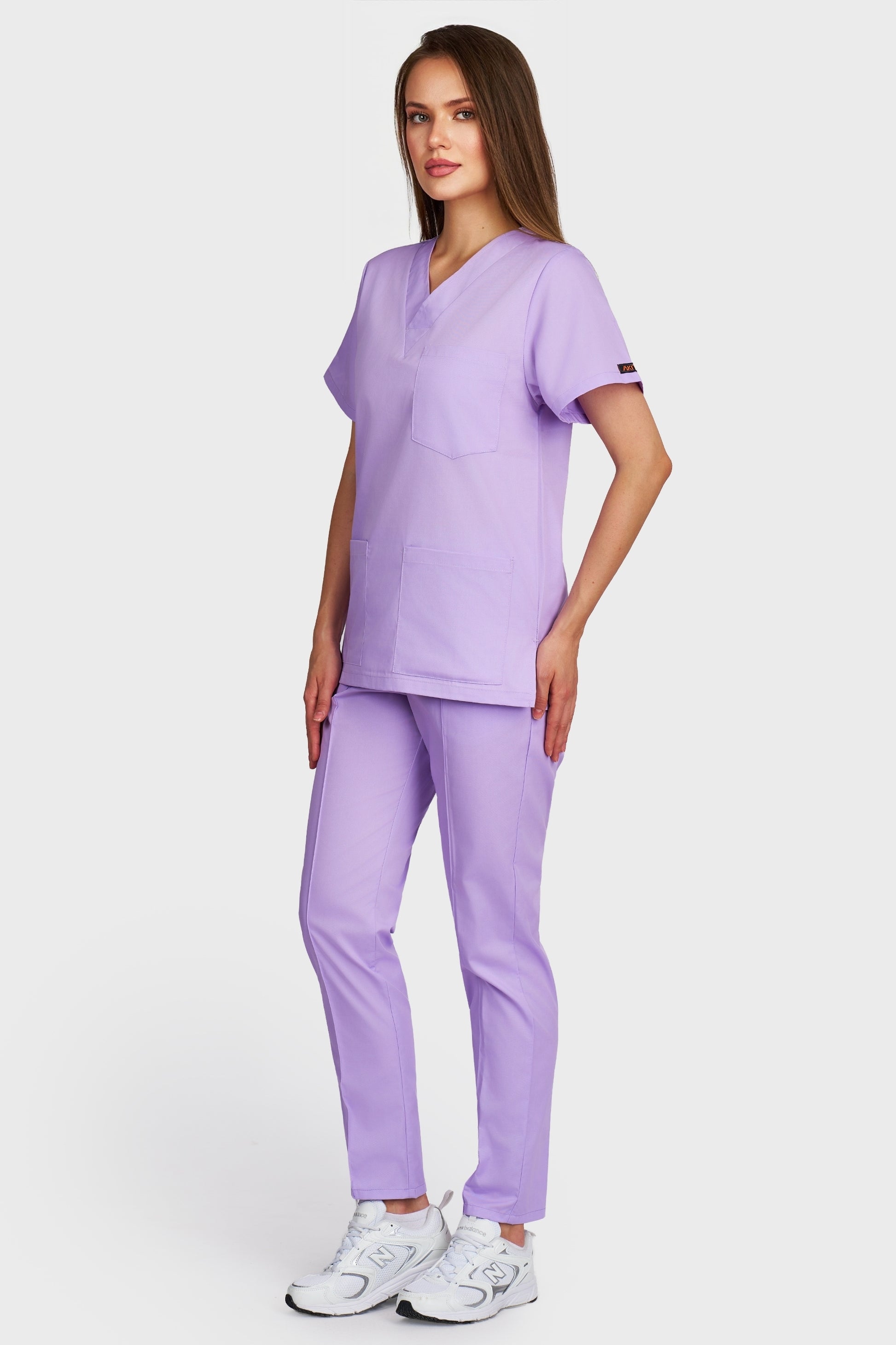 Costum medical femei lila - bluza medicala cu guler in V si pantaloni Alisa, vedere laterala - AKITEX