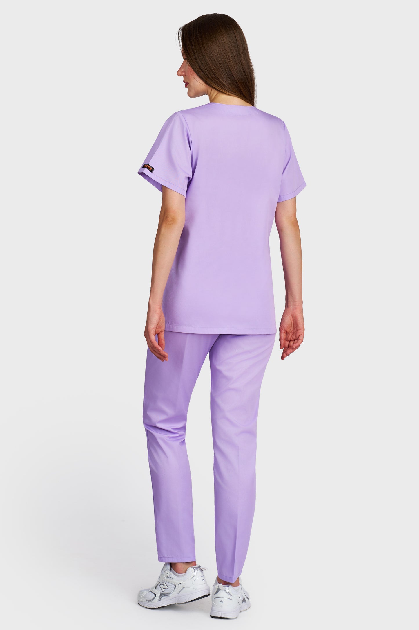 Costum medical femei lila - bluza medicala cu guler in V si pantaloni Alisa, vedere din spate - AKITEX