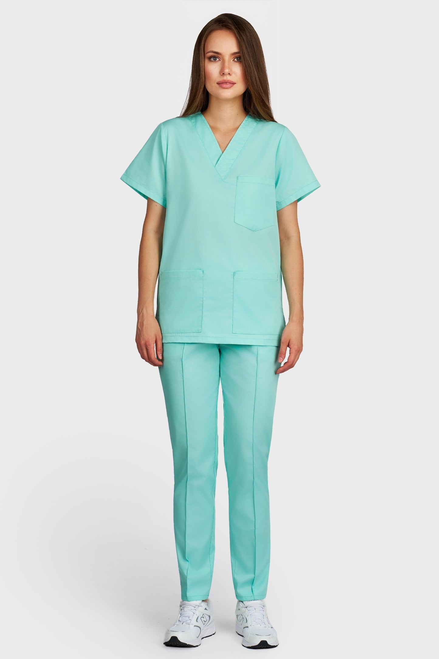 Costum medical femei menta - bluza medicala cu guler in V si pantaloni Alisa, vedere din fata - AKITEX