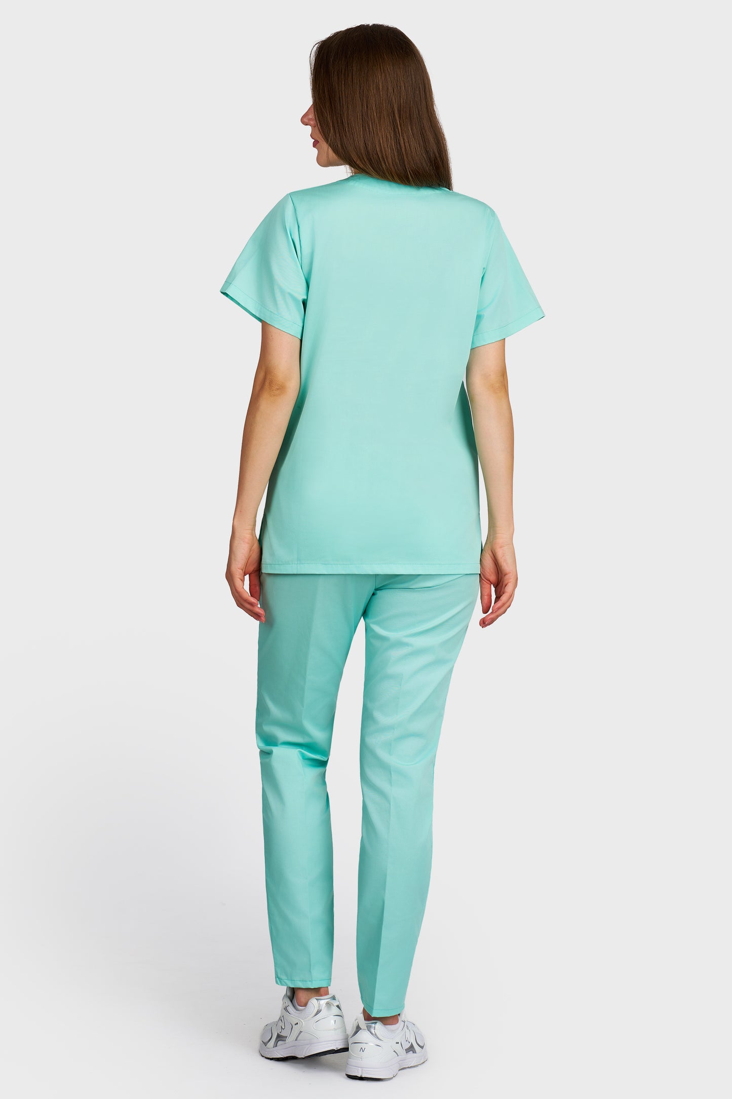 Costum medical femei menta - bluza medicala cu guler in V si pantaloni Alisa, vedere din spate - AKITEX