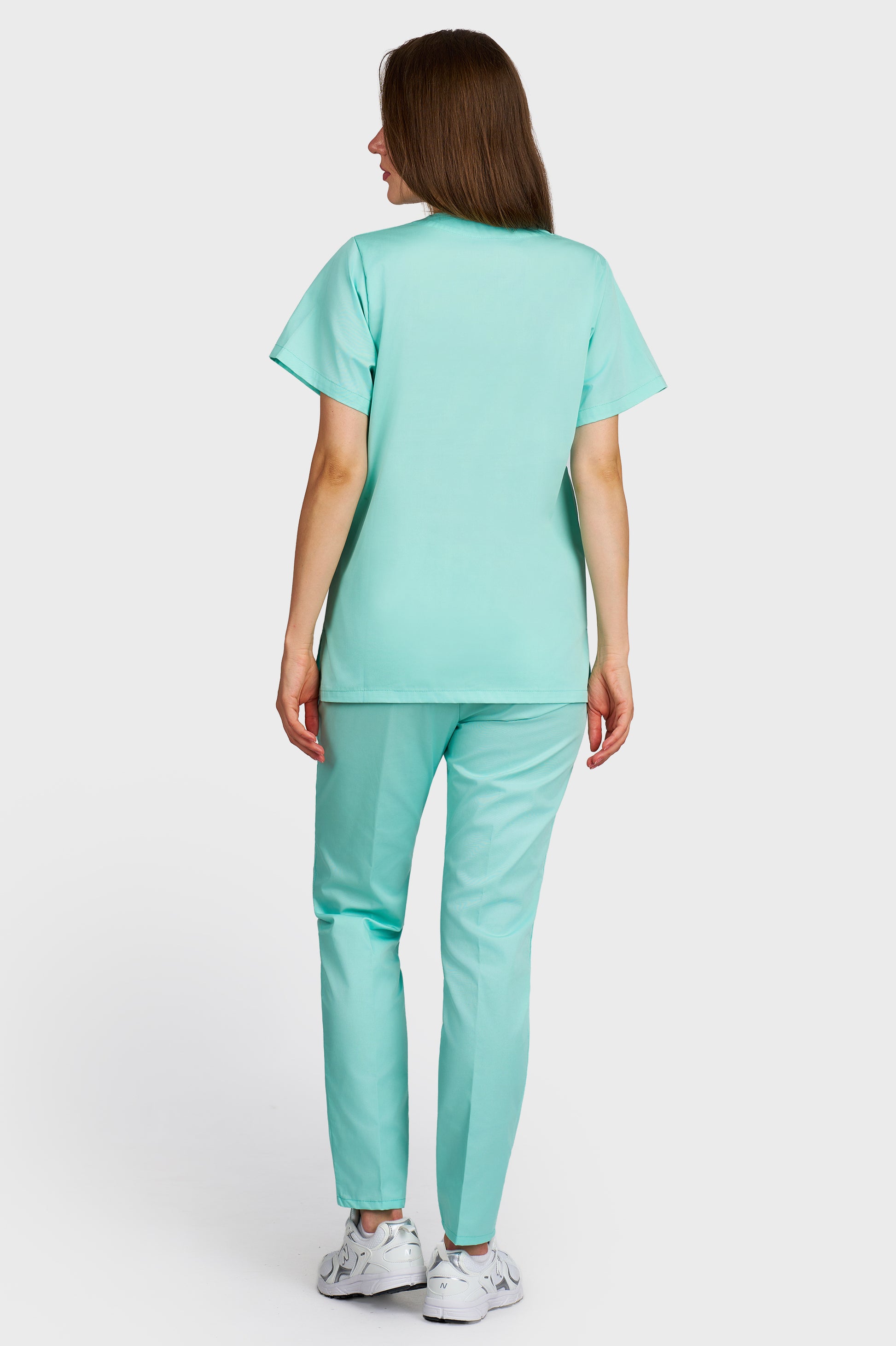 Costum medical femei menta - bluza medicala cu guler in V si pantaloni Alisa, vedere din spate - AKITEX