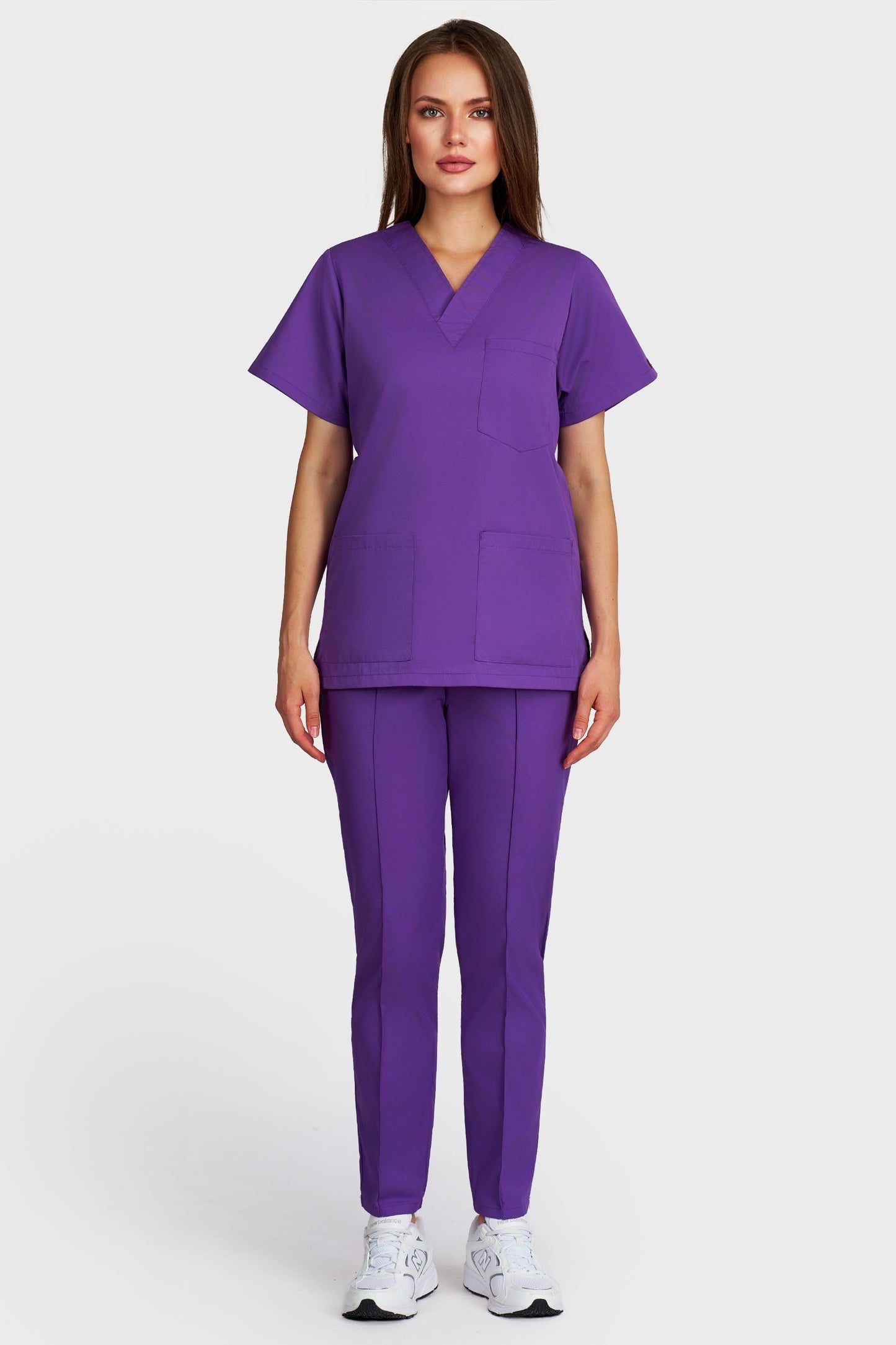 Costum medical femei mov - bluza medicala cu guler in V si pantaloni Alisa, vedere din fata - AKITEX