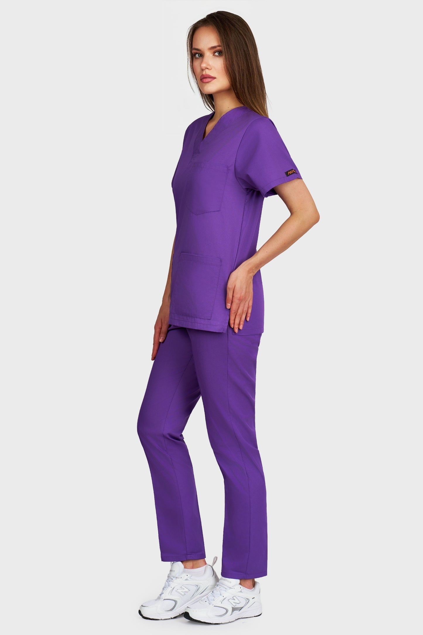 Costum medical femei mov - bluza medicala cu guler in V si pantaloni Alisa, vedere laterala - AKITEX