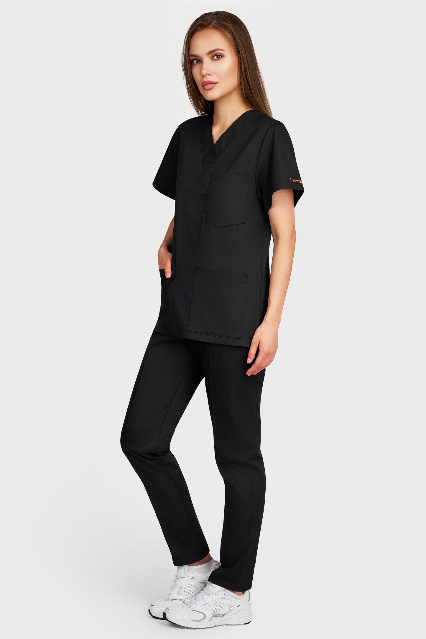 Costum medical femei negru - bluza medicala cu guler in V si pantaloni Alisa, vedere laterala - AKITEX