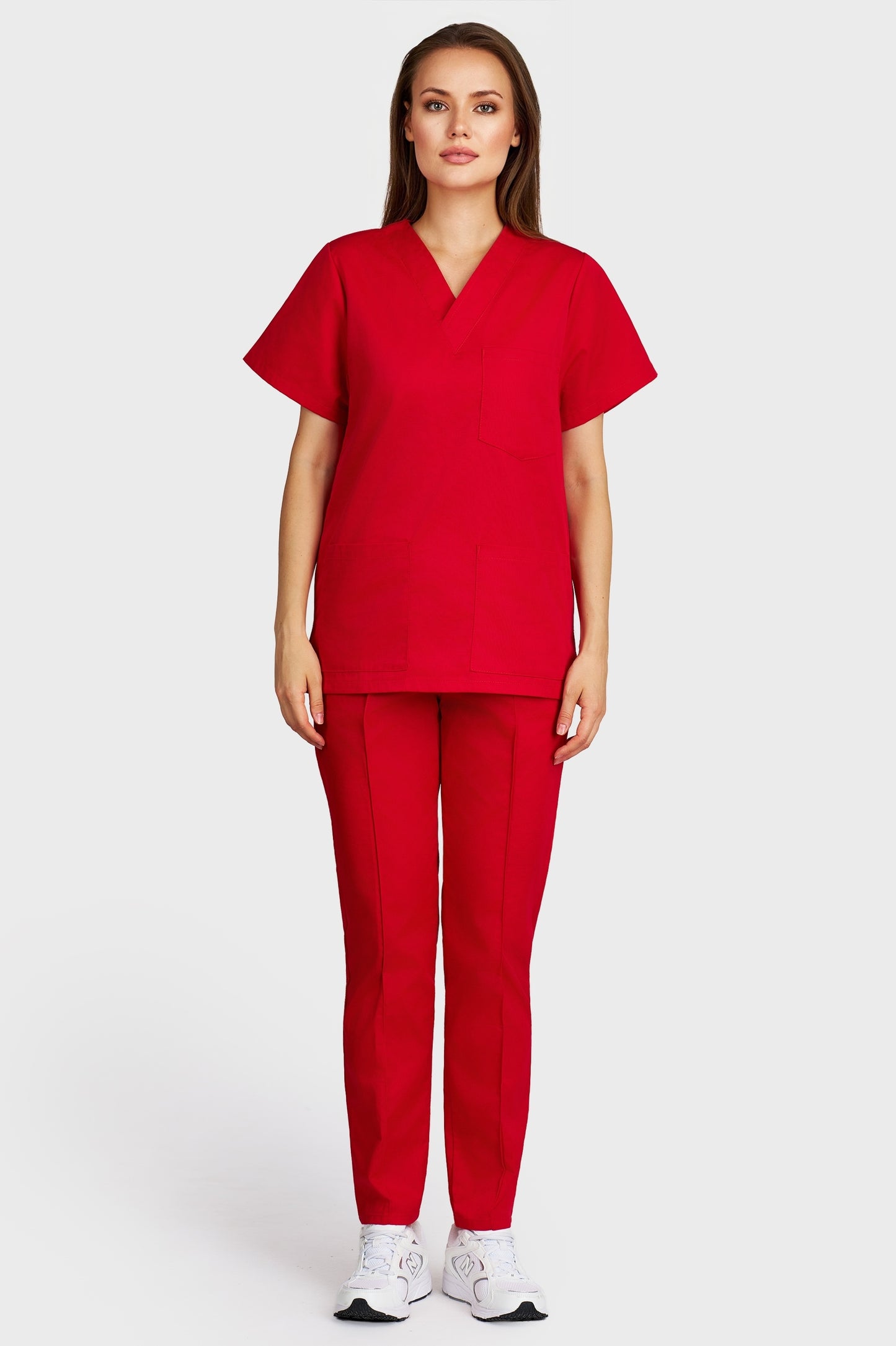 Costum medical femei rosu - bluza medicala cu guler in V si pantaloni Alisa, vedere din fata - AKITEX