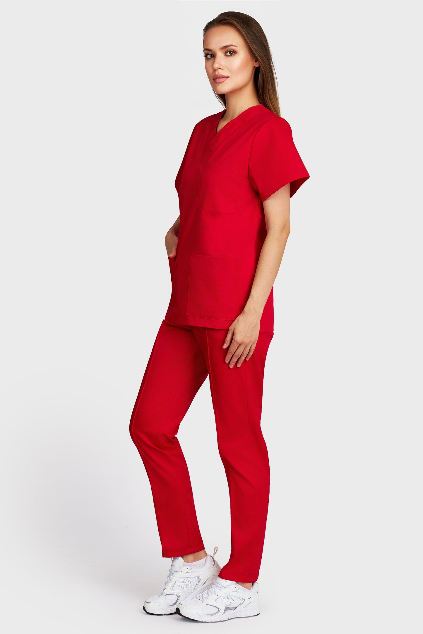 Costum medical femei rosu - bluza medicala cu guler in V si pantaloni Alisa, vedere laterala - AKITEX