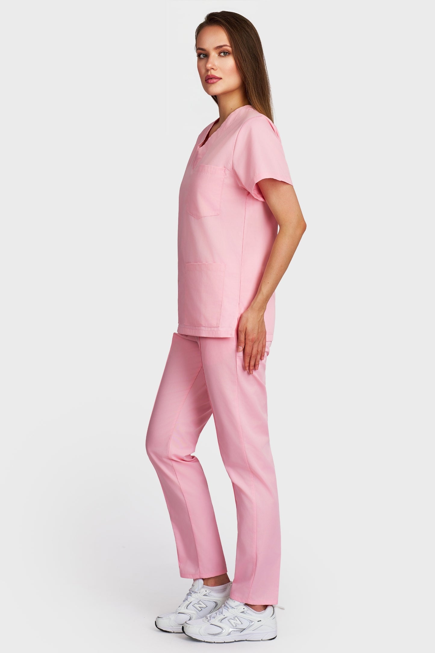 Costum medical femei roz - bluza medicala cu guler in V si pantaloni Alisa, vedere laterala - AKITEX