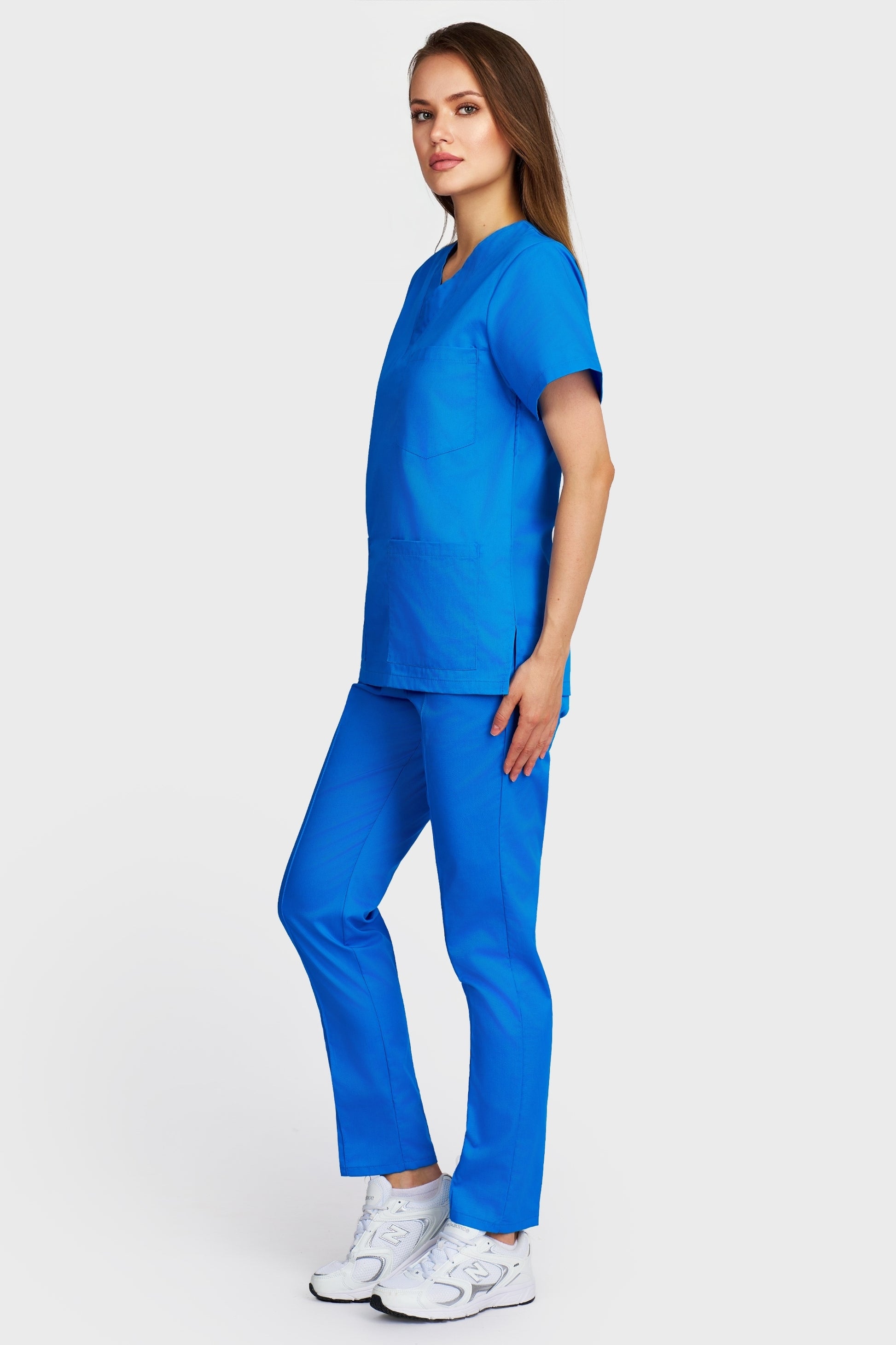 Costum medical femei turquoise - bluza medicala cu guler in V si pantaloni Alisa, vedere laterala - AKITEX