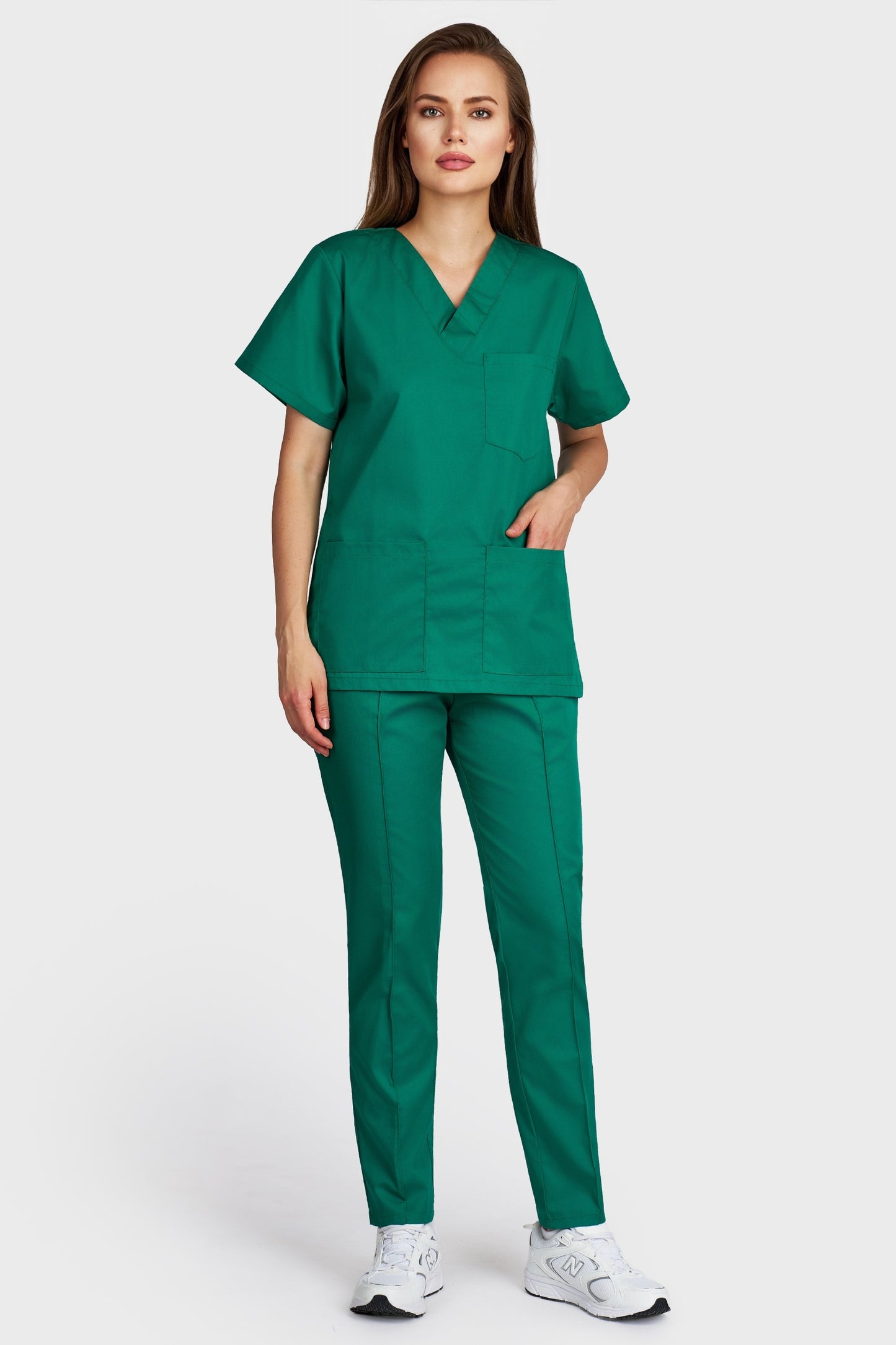 Costum medical femei verde - bluza medicala cu guler in V si pantaloni Alisa, vedere din fata - AKITEX
