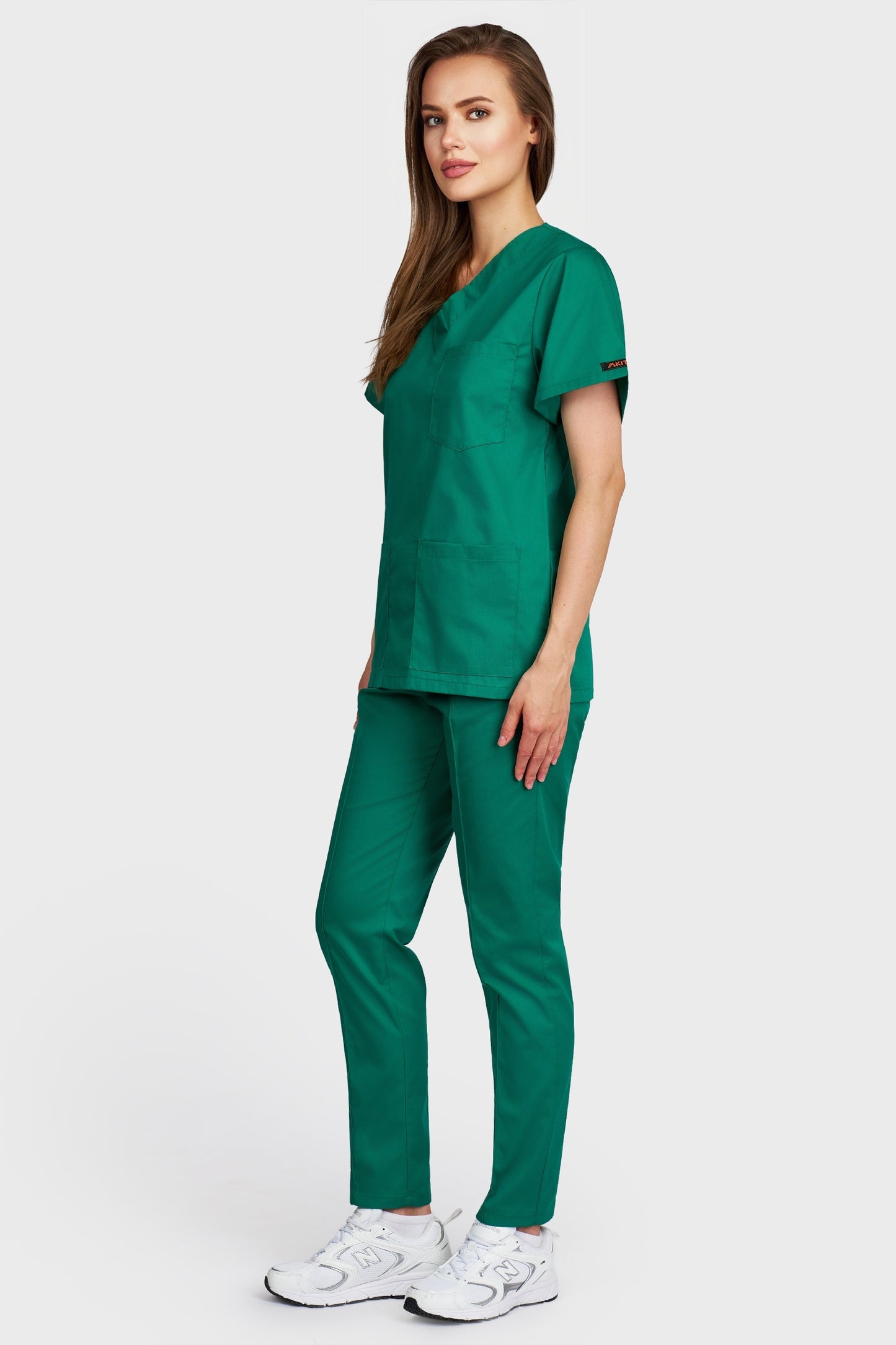 Costum medical femei verde - bluza medicala cu guler in V si pantaloni Alisa, vedere laterala - AKITEX