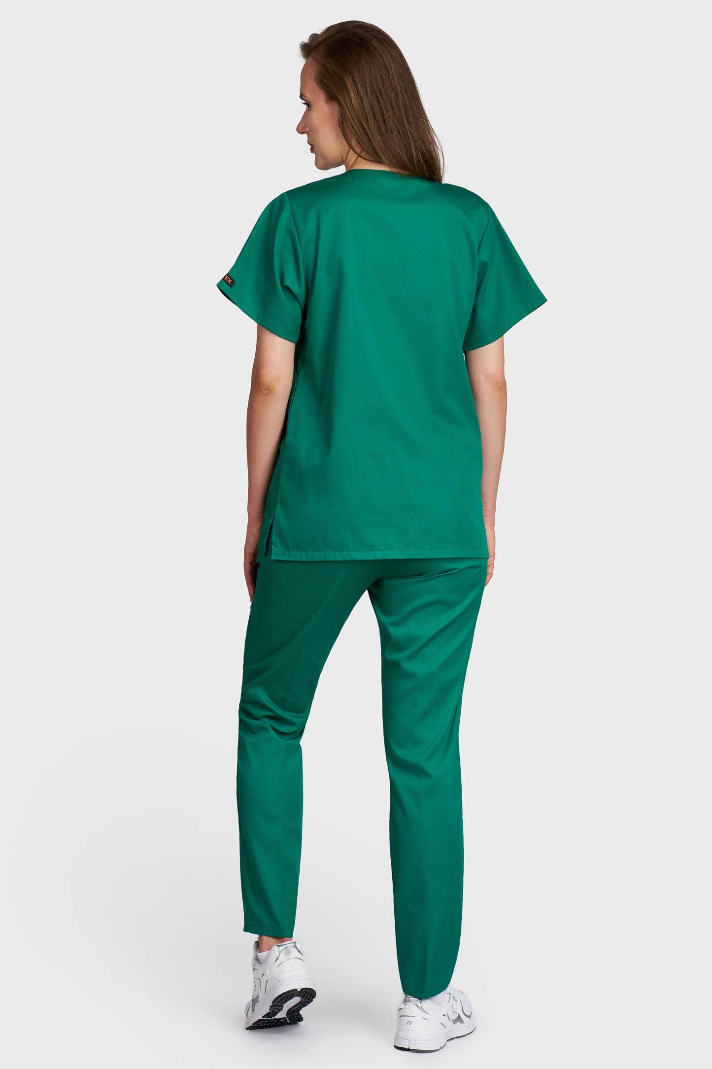 Costum medical femei verde - bluza medicala cu guler in V si pantaloni Alisa, vedere din spate - AKITEX