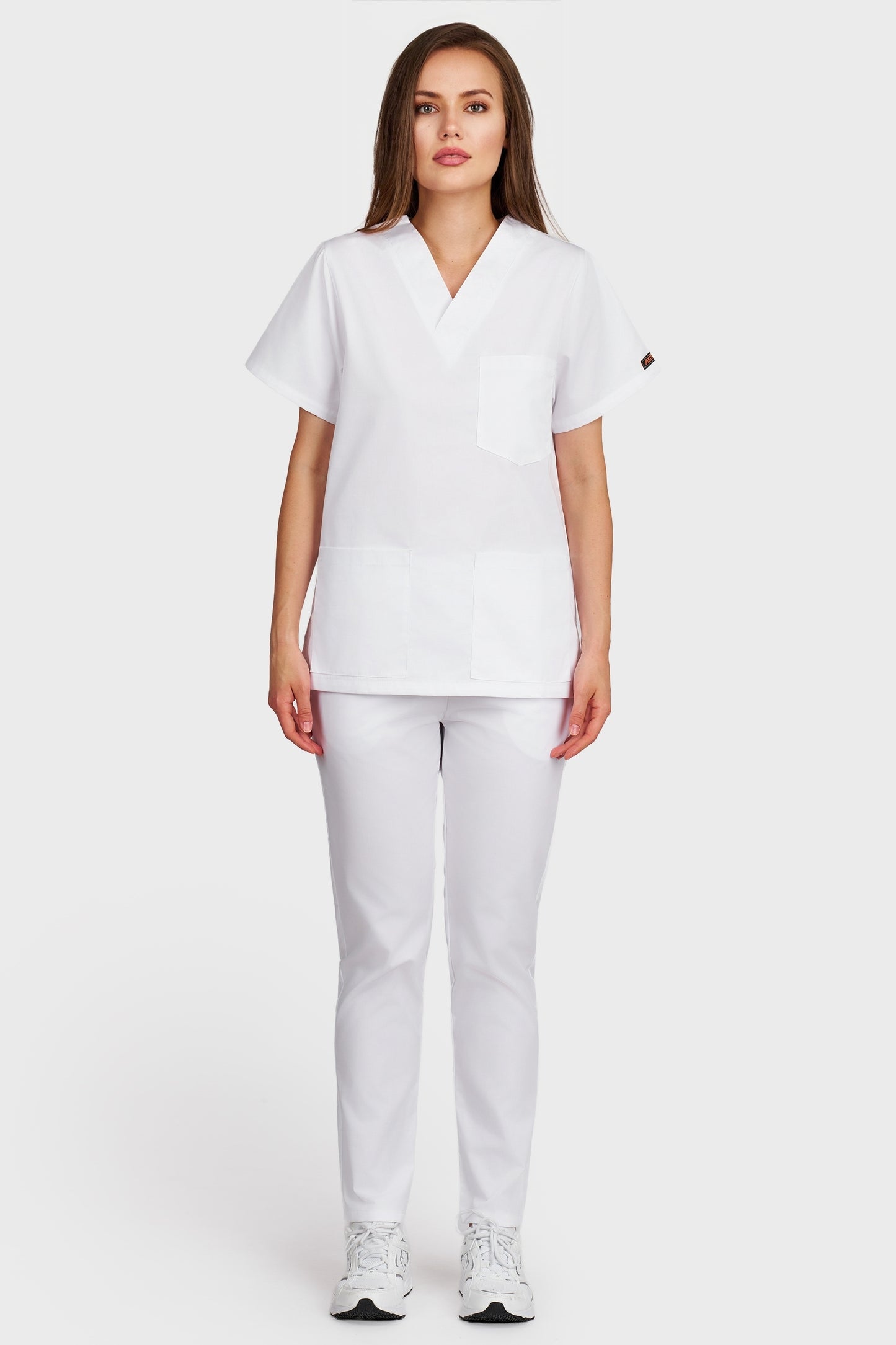 Costum medical femei alb - bluza medicala cu guler in V si pantaloni cu elastic, vedere din fata - AKITEX