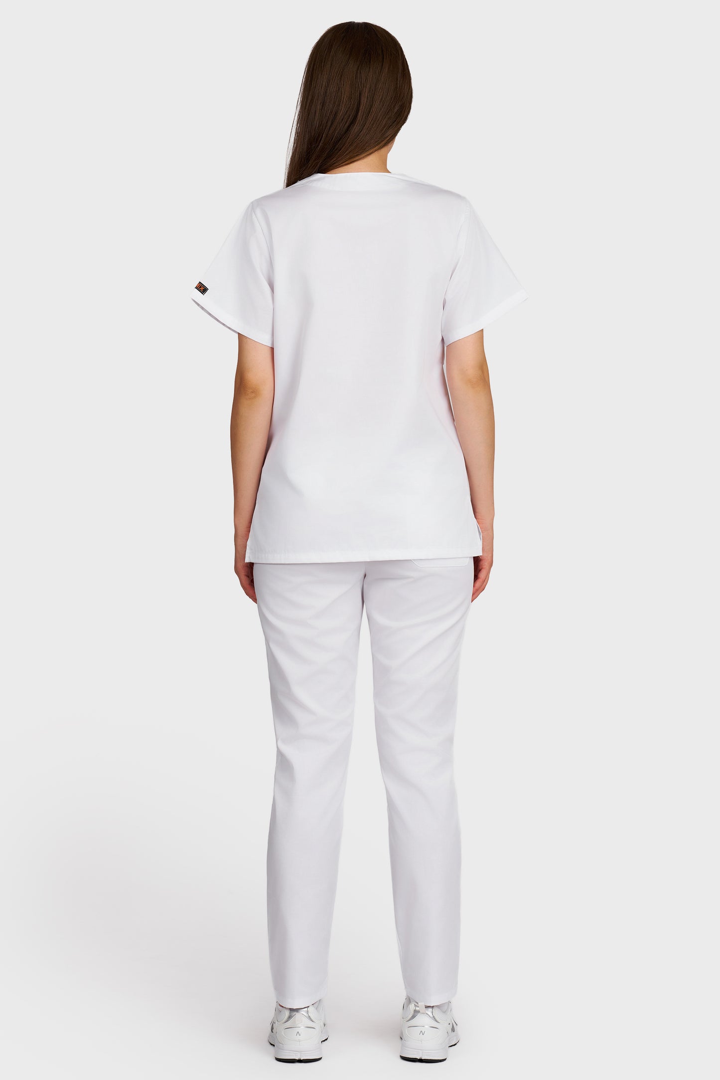 Costum medical femei alb - bluza medicala cu guler in V si pantaloni cu elastic, vedere din spate - AKITEX