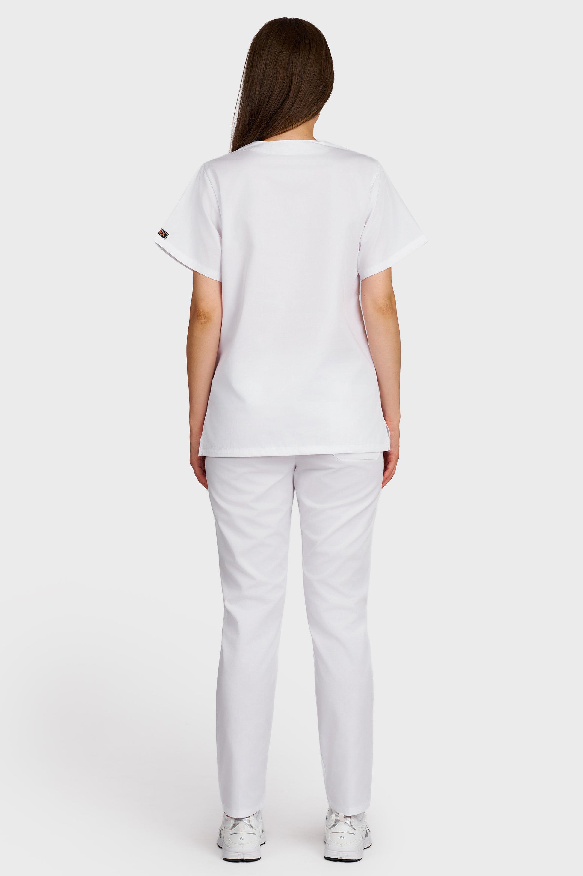 Costum medical femei alb - bluza medicala cu guler in V si pantaloni cu elastic, vedere din spate - AKITEX