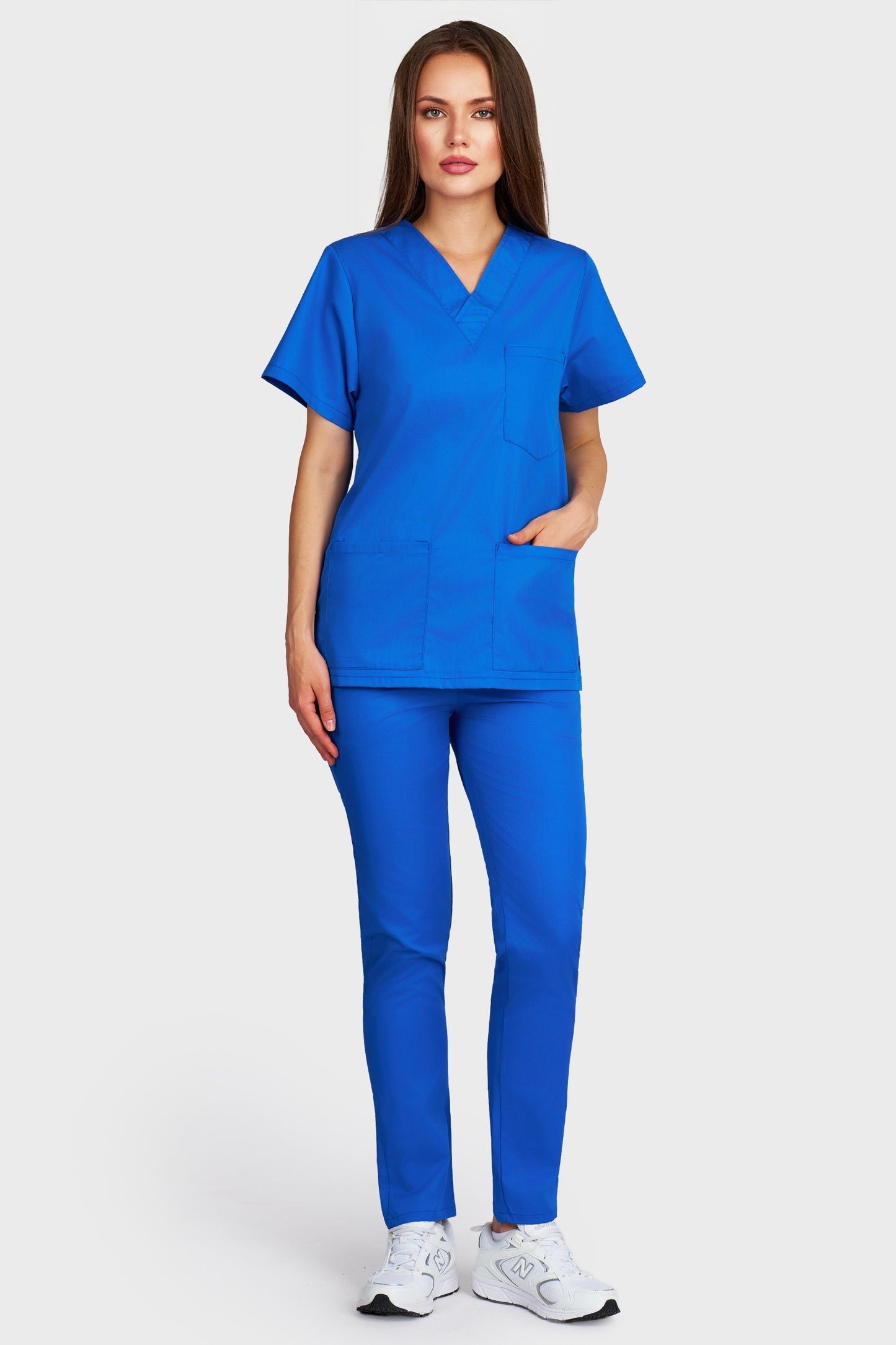 Costum medical femei albastru royal - bluza medicala cu guler in V si pantaloni cu elastic, vedere din fata - AKITEX
