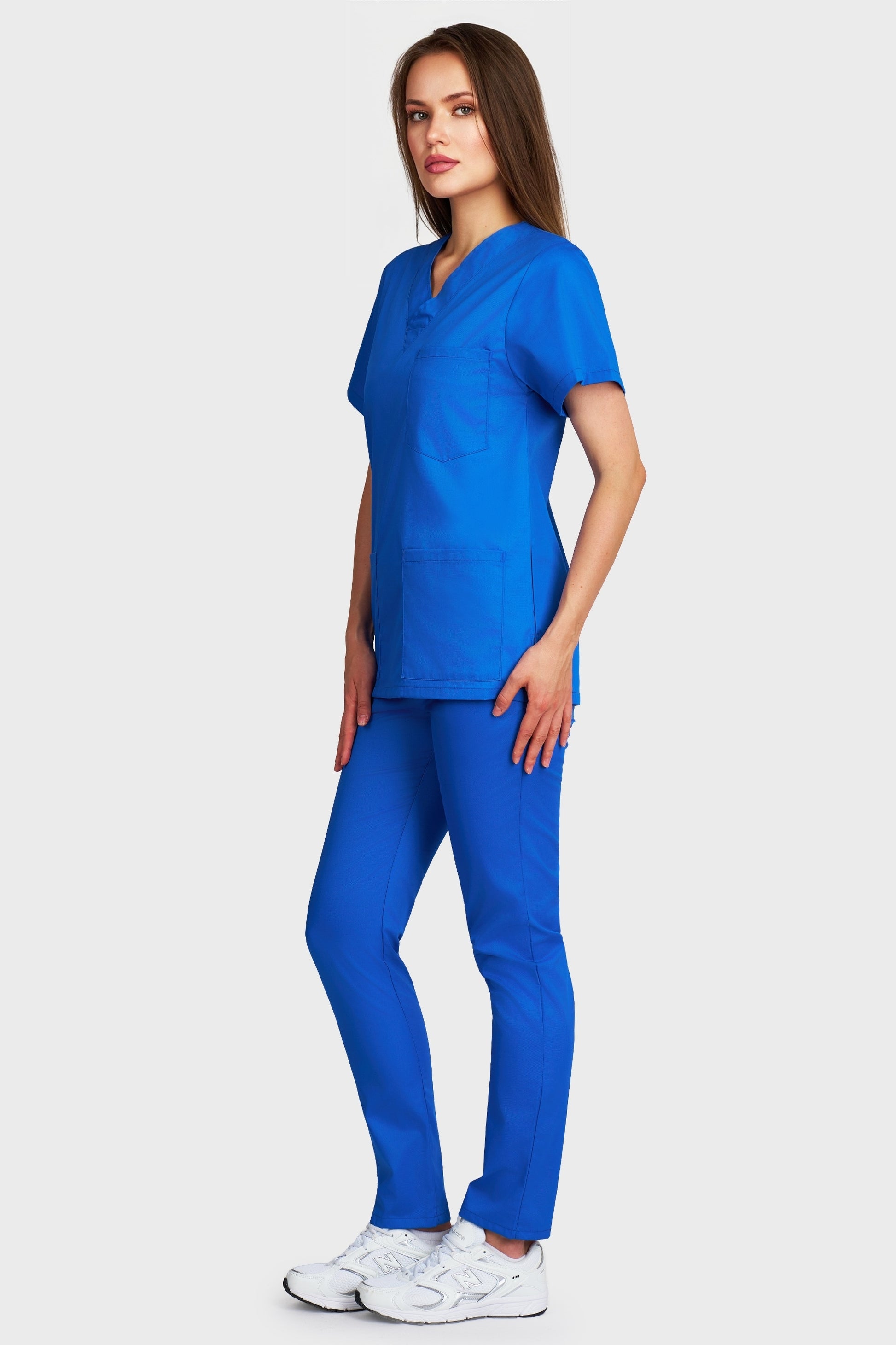 Costum medical femei albastru royal - bluza medicala cu guler in V si pantaloni cu elastic, vedere laterala - AKITEX
