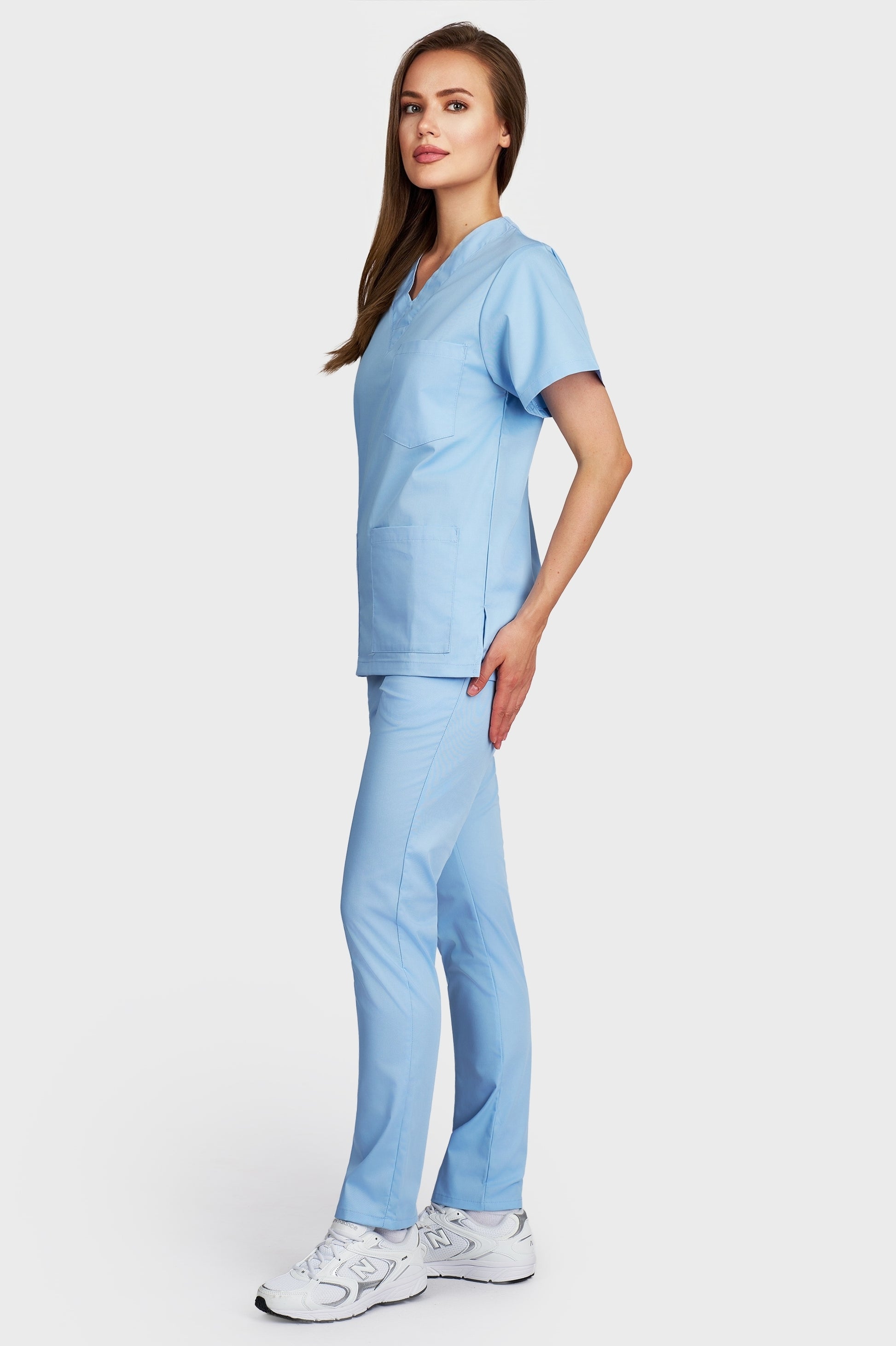 Costum medical femei lightblue - bluza medicala cu guler in V si pantaloni cu elastic, vedere laterala - AKITEX