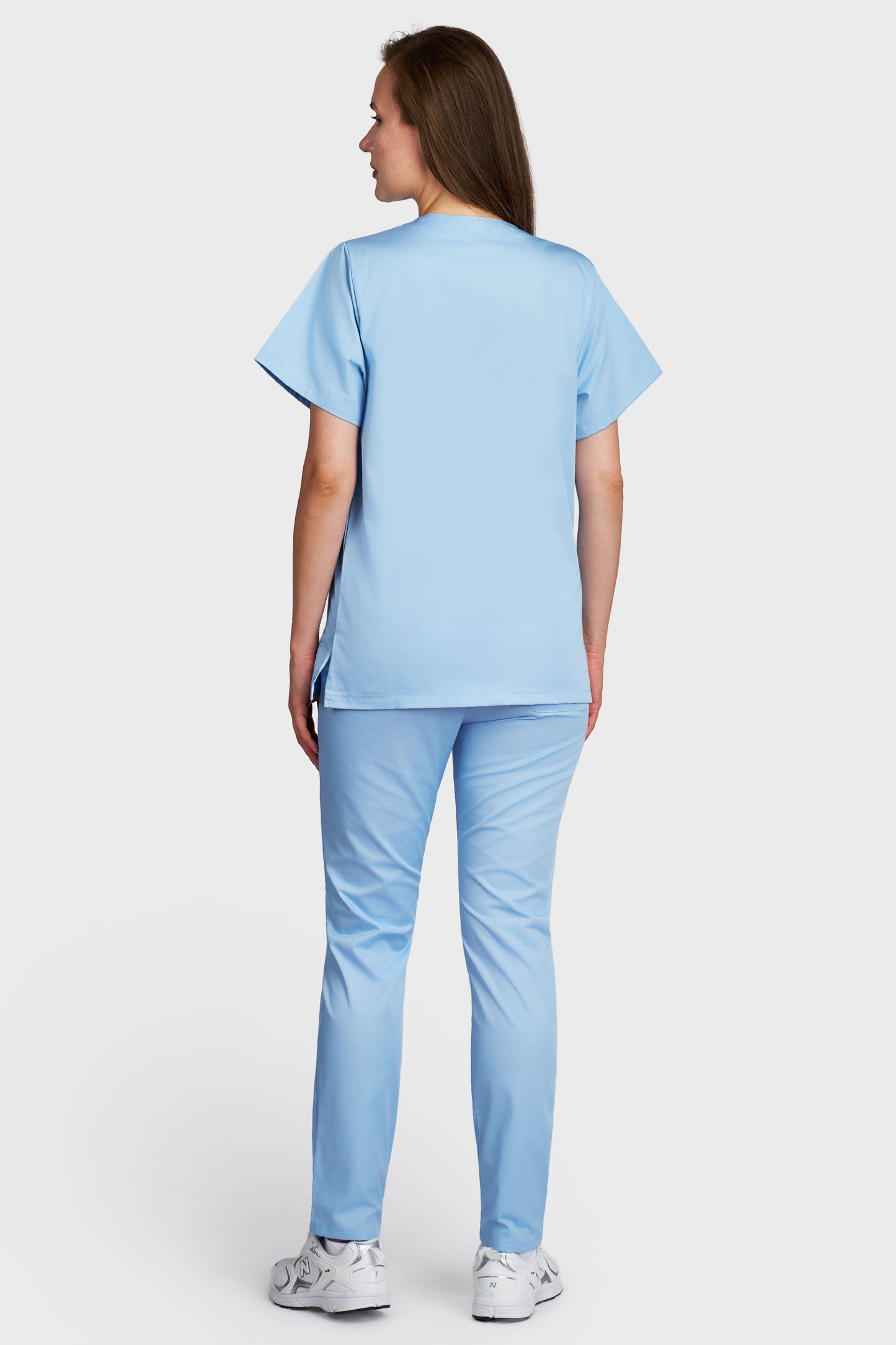 Costum medical femei lightblue - bluza medicala cu guler in V si pantaloni cu elastic, vedere din spate - AKITEX