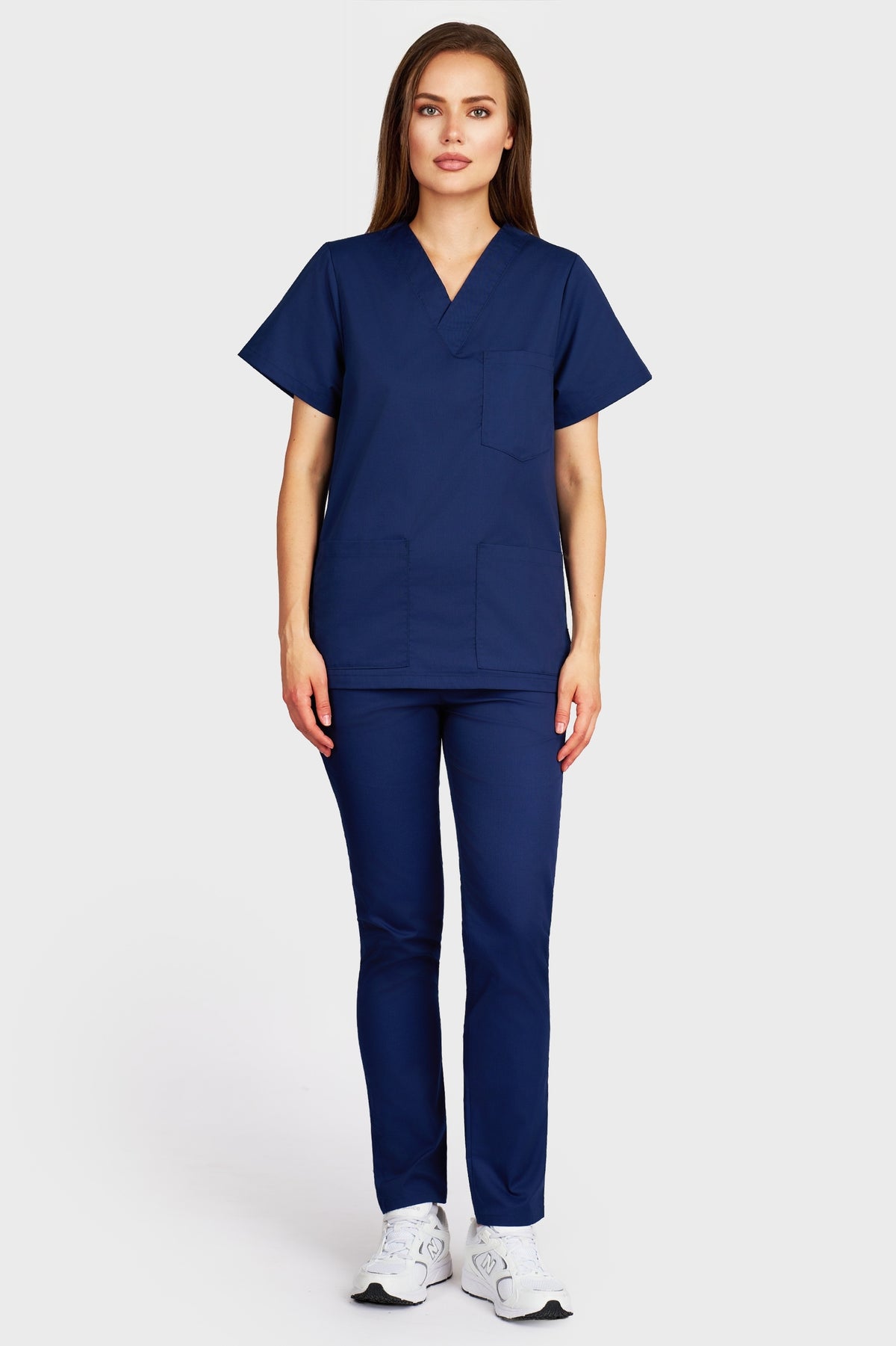 Costum medical femei navy - bluza medicala cu guler in V si pantaloni cu elastic, vedere din fata - AKITEX