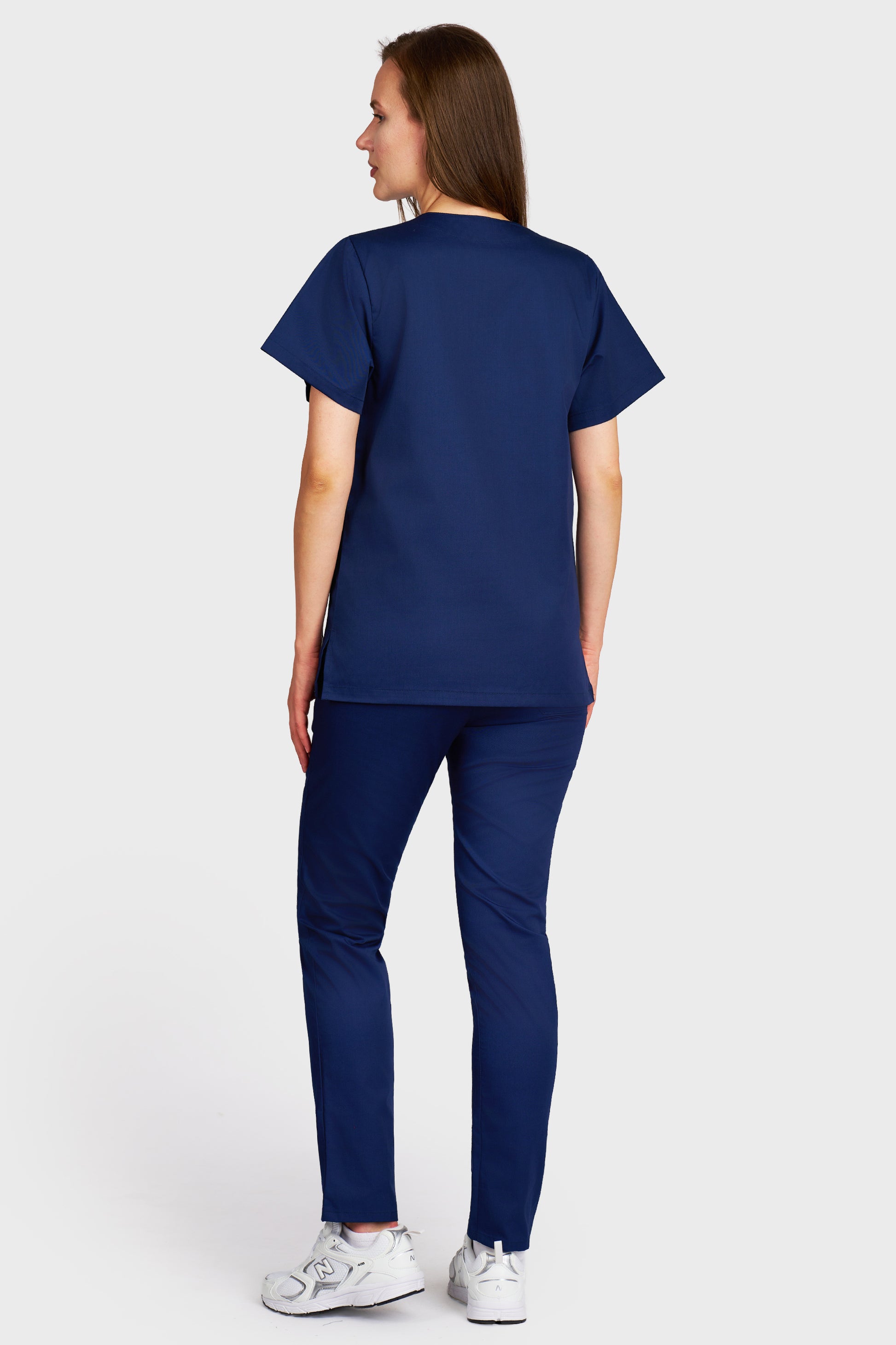 Costum medical femei navy - bluza medicala cu guler in V si pantaloni cu elastic, vedere din spate - AKITEX