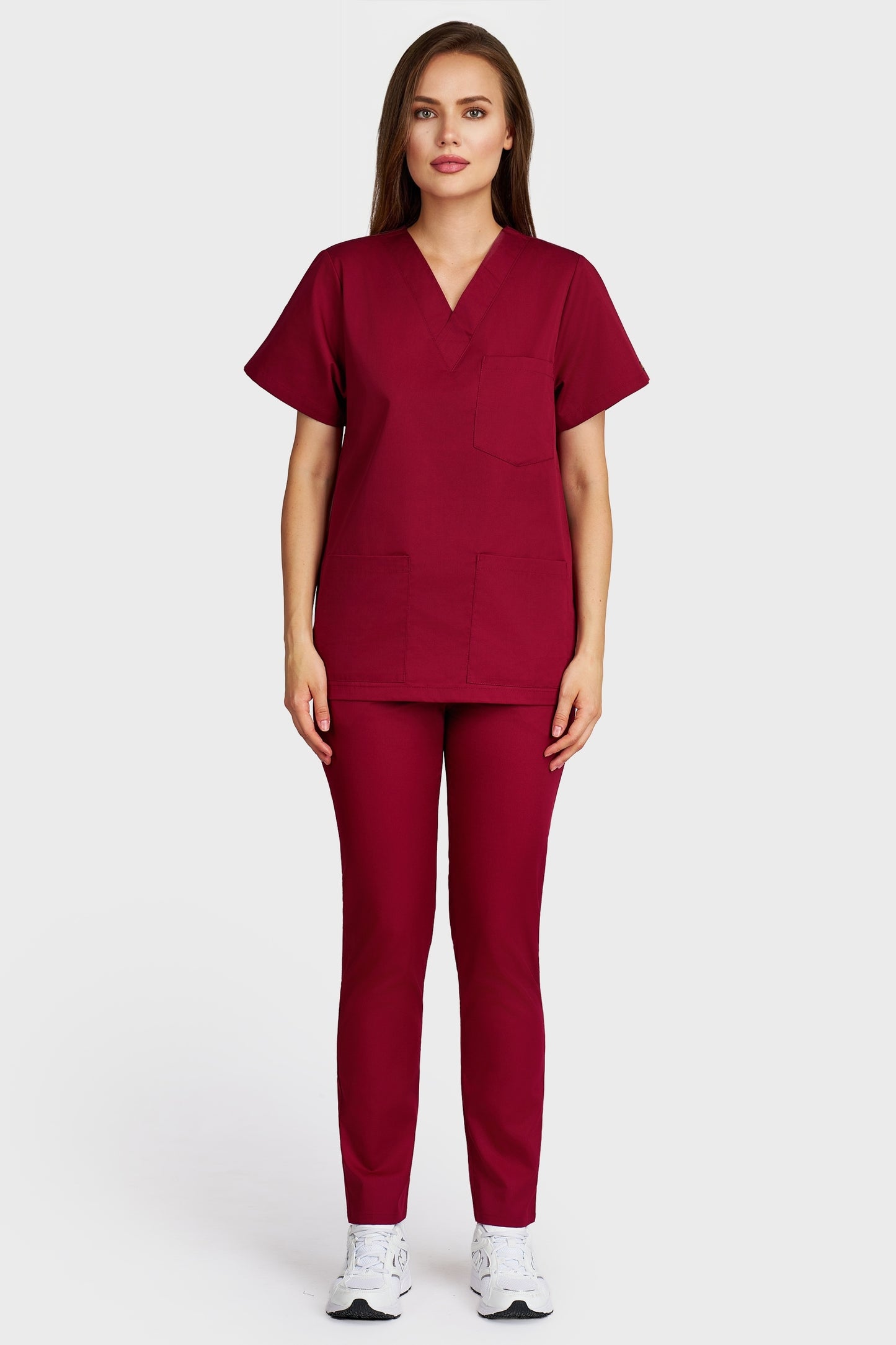 Costum medical femei bordo - bluza medicala cu guler in V si pantaloni cu elastic, vedere din fata - AKITEX