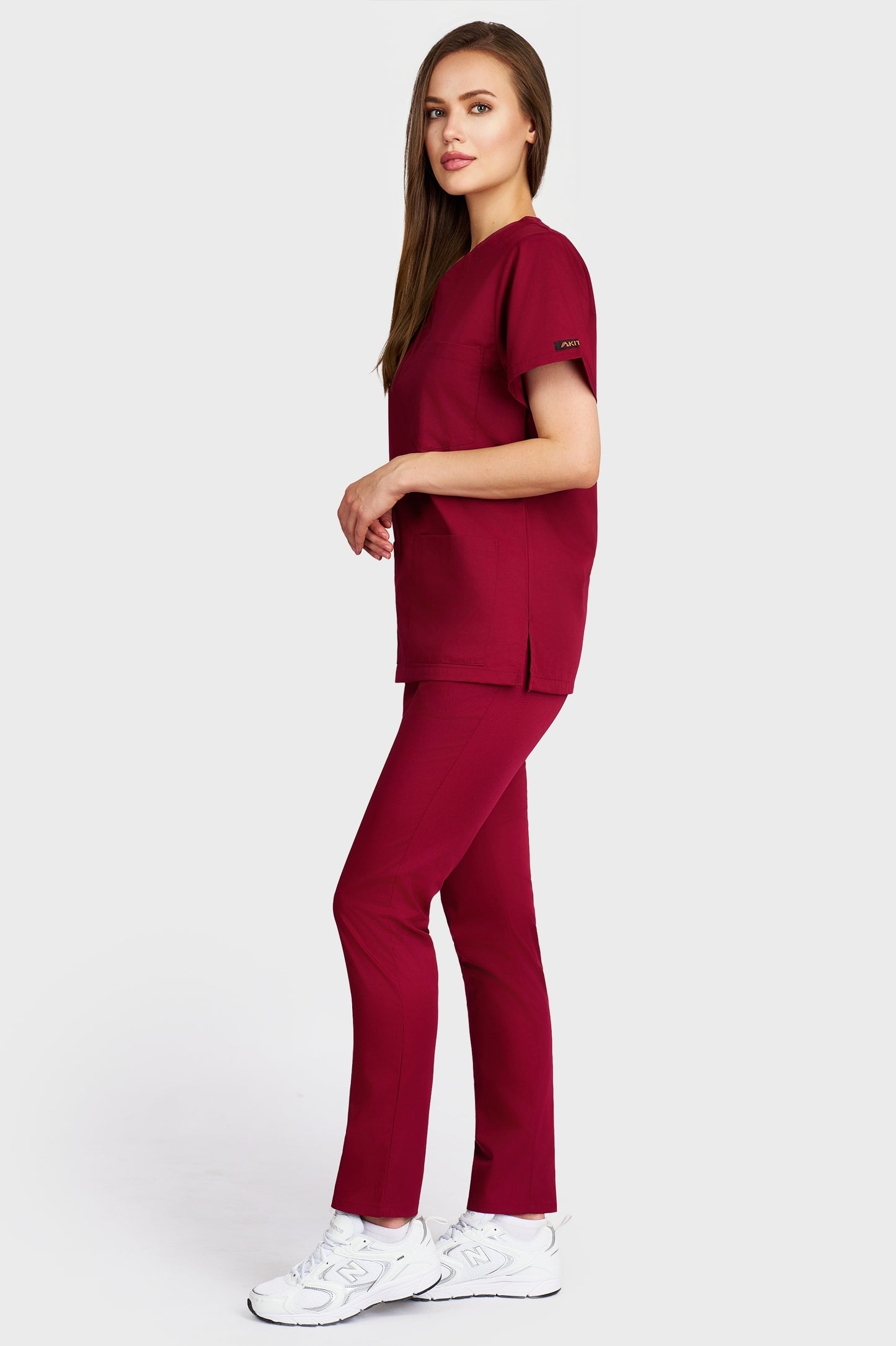 Costum medical femei bordo - bluza medicala cu guler in V si pantaloni cu elastic, vedere laterala - AKITEX