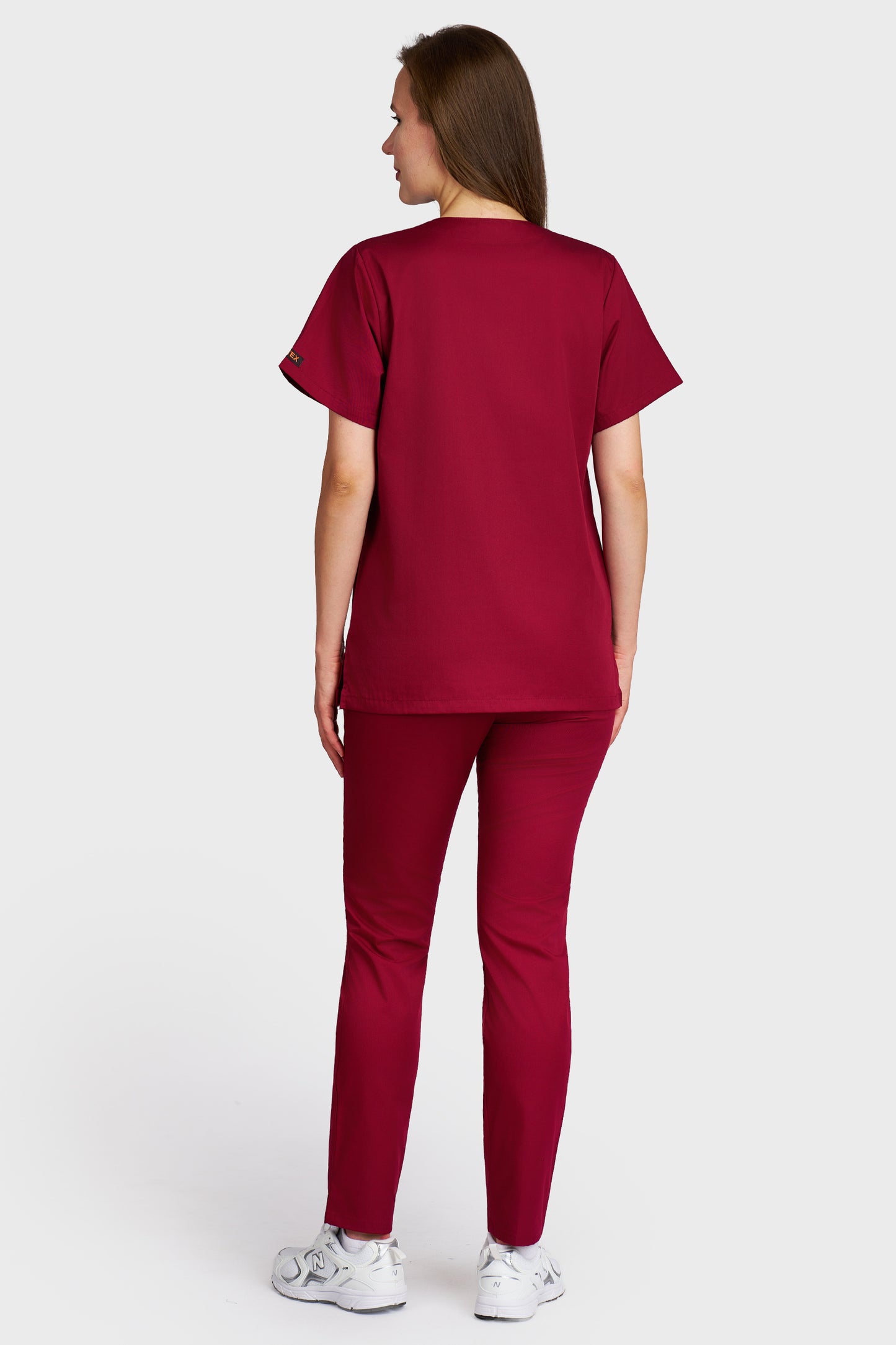 Costum medical femei bordo - bluza medicala cu guler in V si pantaloni cu elastic, vedere din spate - AKITEX