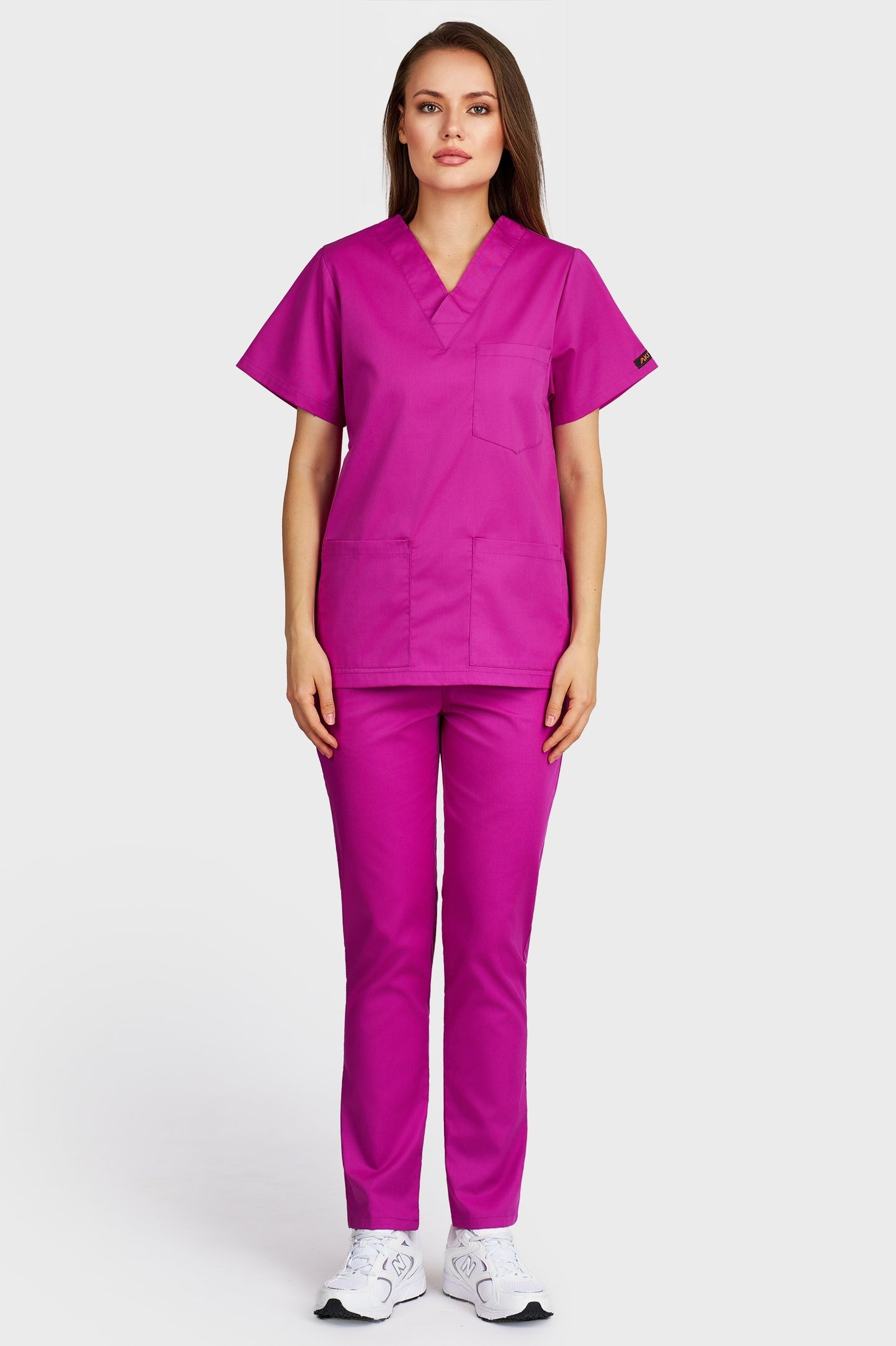 Costum medical femei fucsia - bluza medicala cu guler in V si pantaloni cu elastic, vedere din fata - AKITEX